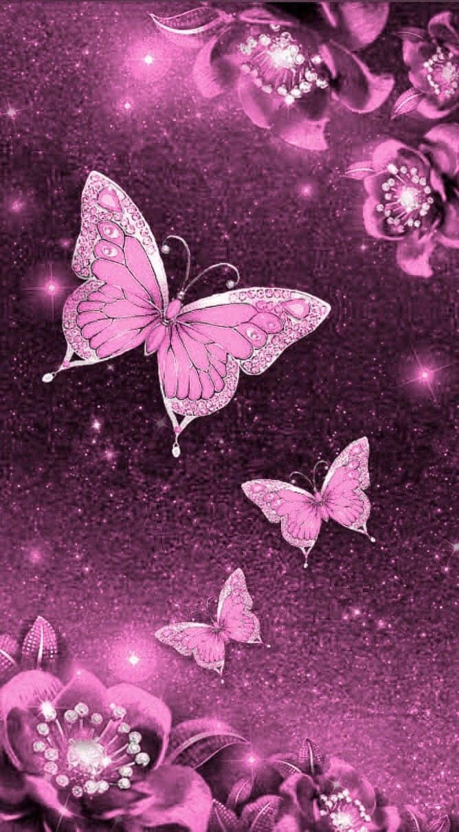 Pink Glitter Butterfly 桌布 壁紙 — 三隻閃閃發光的粉紅色蝴蝶在珠寶花叢中翩翩起舞，背景是閃爍的紫色宇宙。