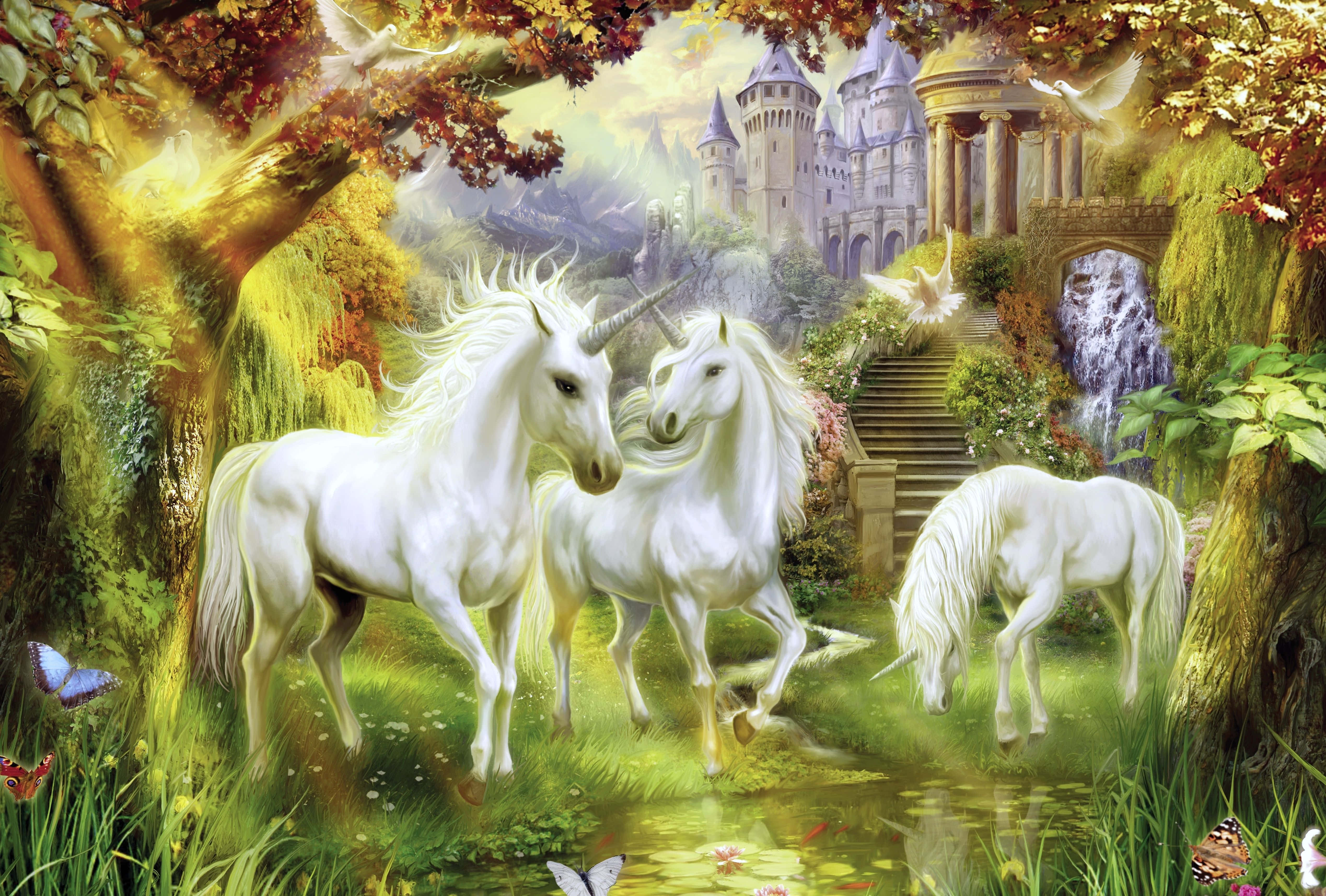 Unicorns 桌布 壁紙 — 三隻雄偉的白色獨角獸在陽光普照的魔法森林中，在城堡和瀑布旁邊吃草和玩耍。