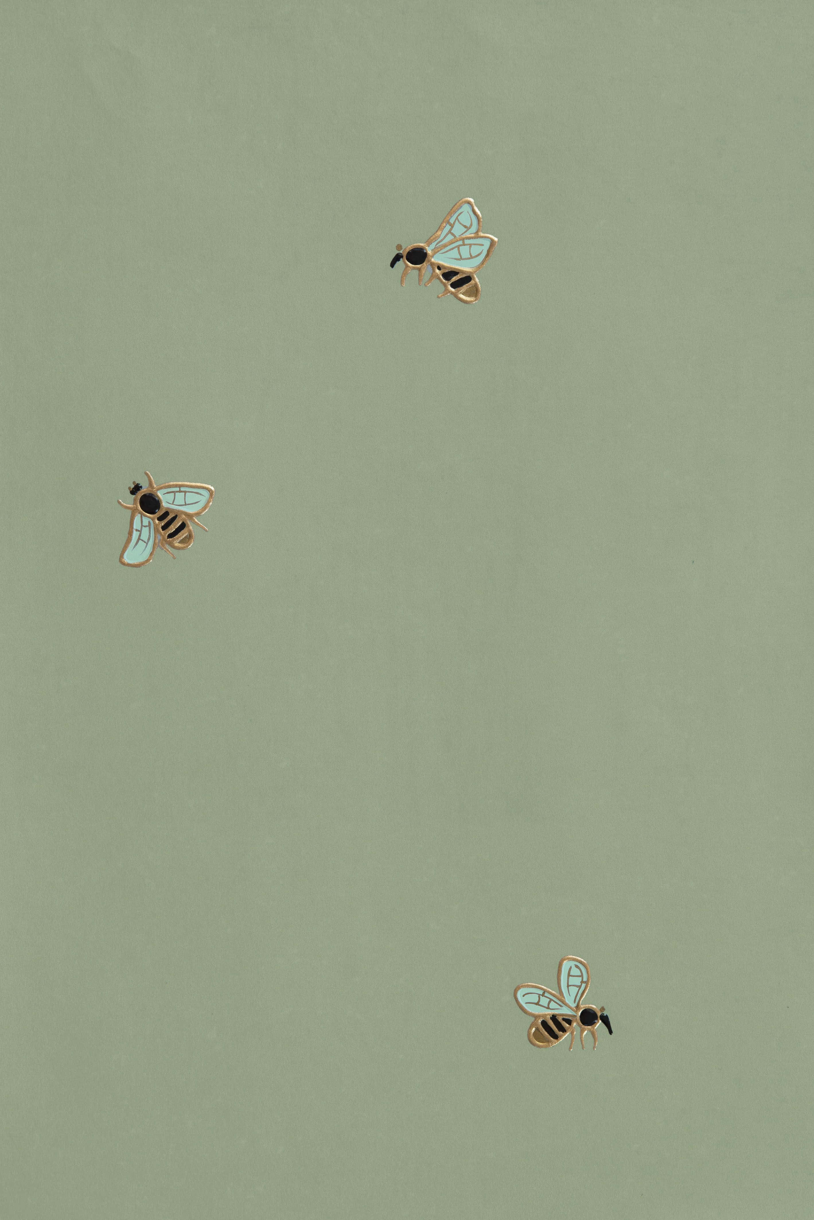 flying 桌布 壁紙 — 三隻風格化的蜜蜂，帶有金色輪廓和藍色翅膀，漂浮在柔和的鼠尾草綠色背景上。