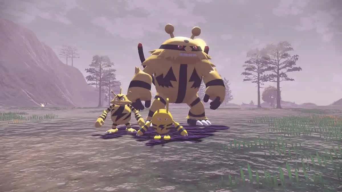 Pokemon Aesthetic 桌布 壁紙 — 三隻黃色和黑色的電屬性寶可夢一起站在霧氣瀰漫的山地田野中，樹木稀疏。