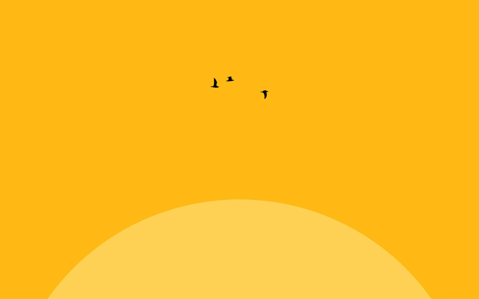Yellow Aesthetic Desktop 桌布 壁紙 — 三隻黑色鳥類剪影在充滿活力的橙色天空下，飛過一個巨大的淡黃色太陽弧線。