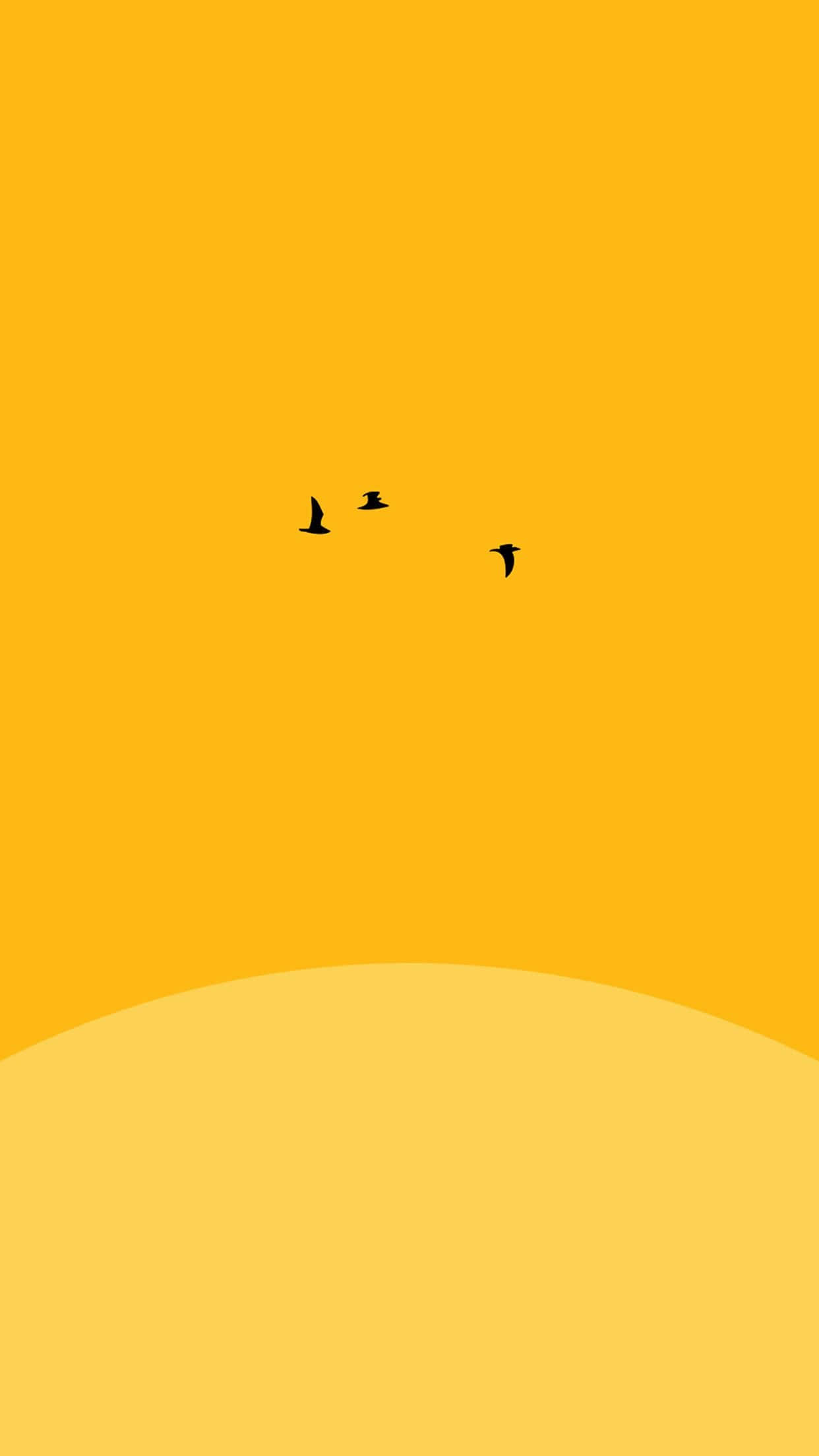 Aesthetic Yellow 桌布 壁紙 — 三隻黑色鳥類剪影飛過彎曲地平線上的漸變黃色天空。