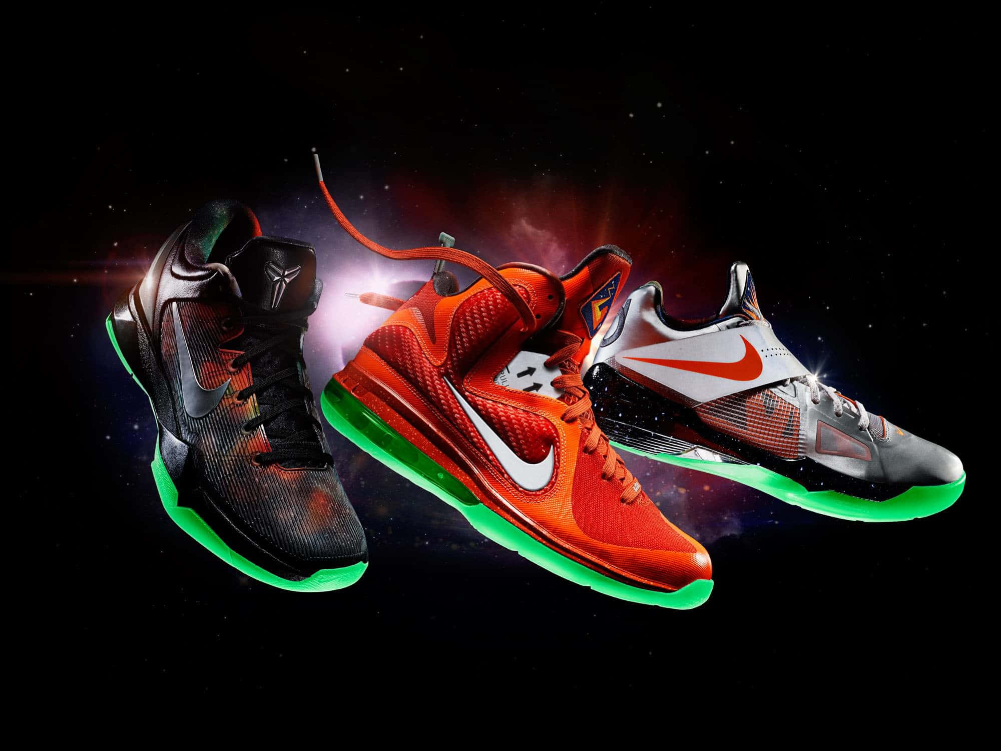 Dope Jordan 桌布 壁紙 — 三雙充滿活力的Kobe籃球鞋，帶有發光的綠色鞋底，漂浮在宇宙星空背景上。