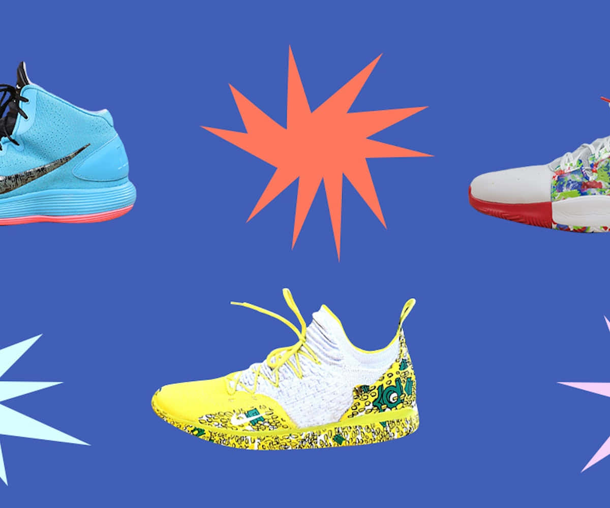 Sneakerhead 桌布 壁紙 — 三雙色彩繽紛的運動鞋漂浮在藍色背景上，帶有醒目的橙色和白色星爆圖案。