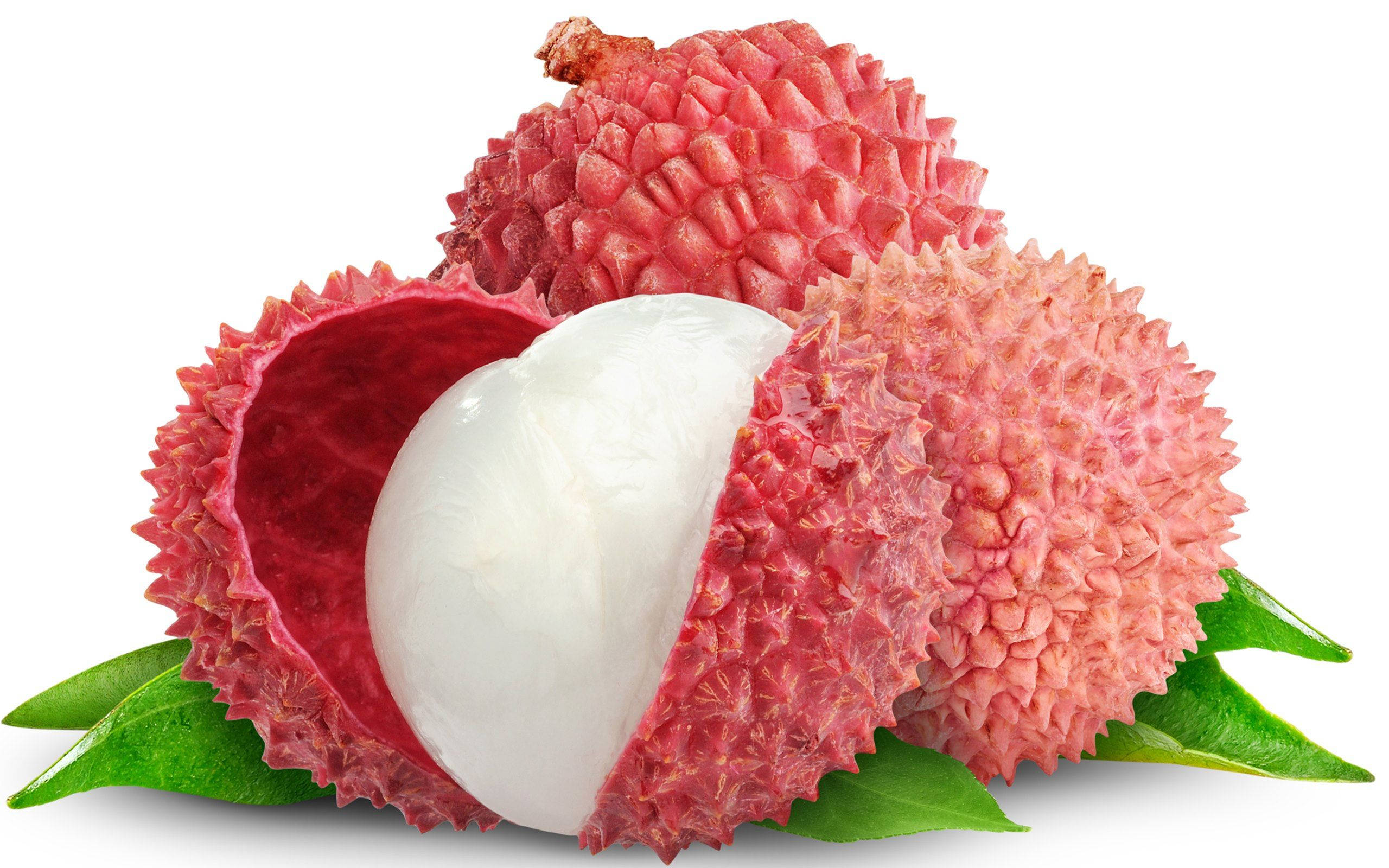 Fruit 桌布 壁紙 — 三顆新鮮荔枝，其中一顆剝開露出多汁白色果肉和綠葉，背景為白色。