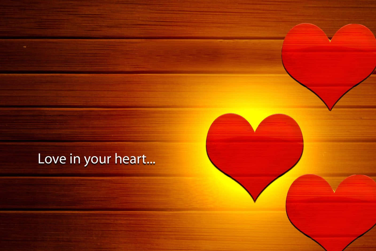 Love Quote 桌布 壁紙 — 三顆發光的紅色心形漂浮在溫暖的木質背景上，帶有金色背光和文字 Love in your heart...