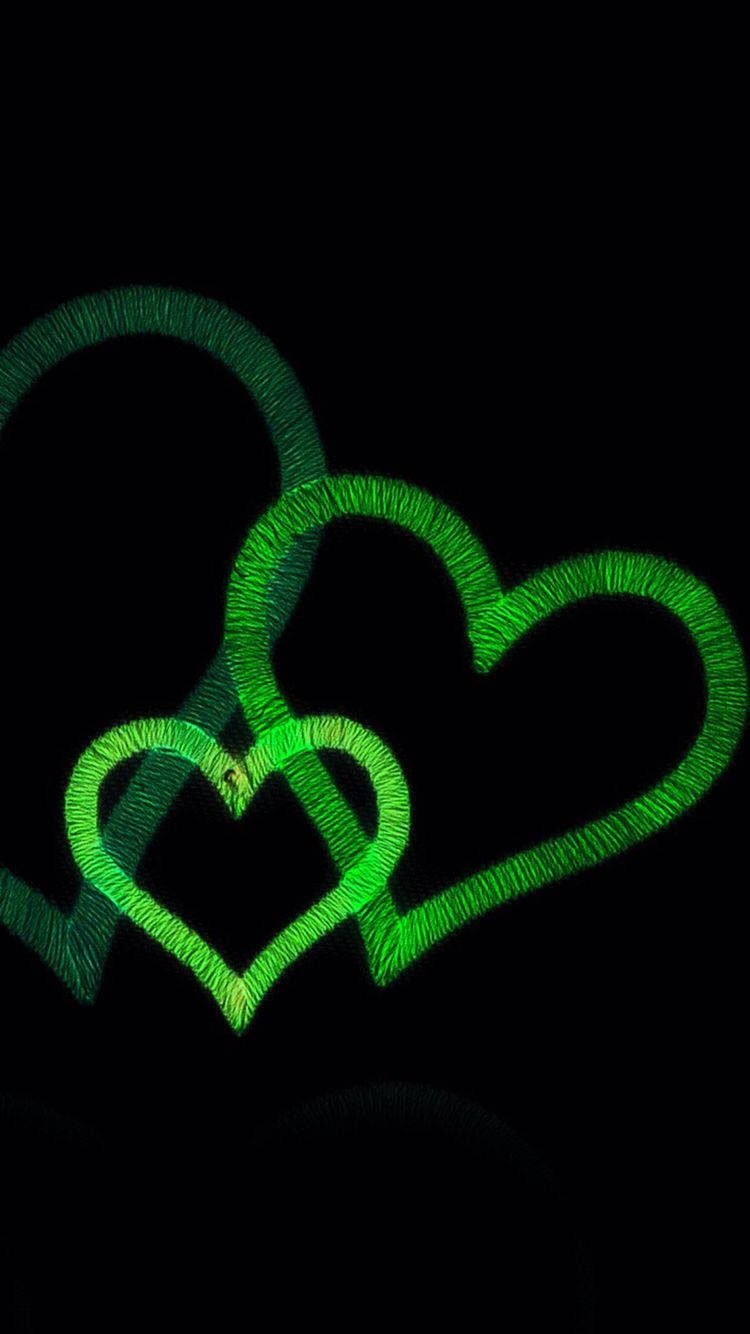 Green Heart 桌布 壁紙 — 三顆發光的綠色心形在黑色背景上相互交織，帶有紋理筆觸輪廓。