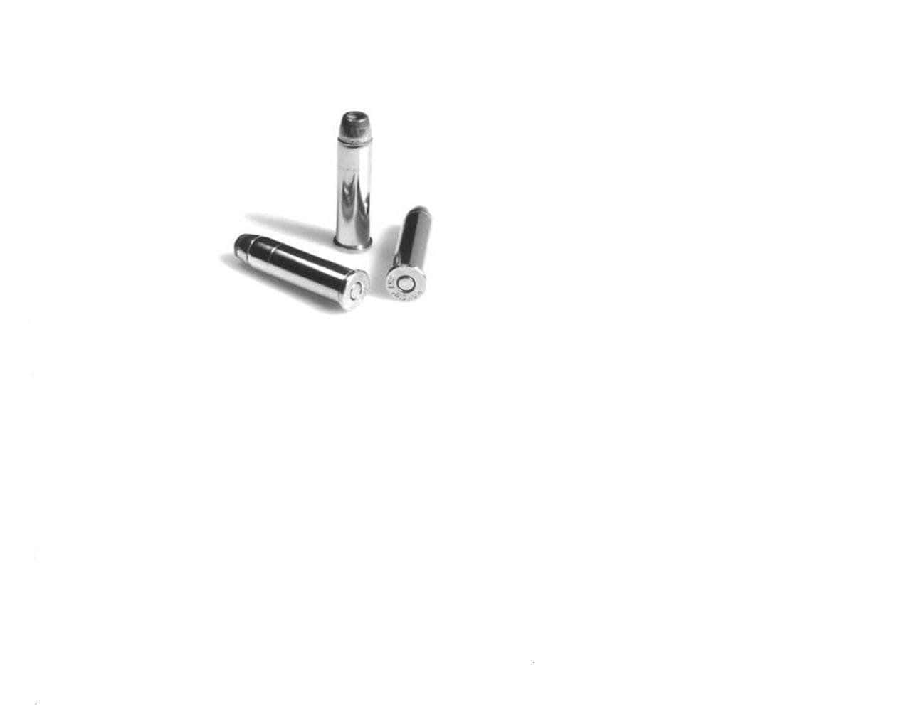 bullet 桌布 壁紙 — 三顆金屬子彈散落在純白表面上，投下柔和陰影。