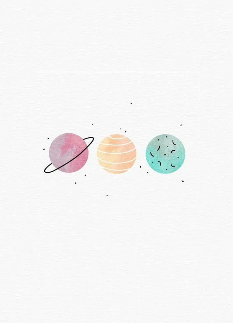 高清 桌布 壁紙 — 三顆風格化的水彩行星，粉紅色、橙色和藍綠色，在紋理白色背景上輕輕漂浮。
