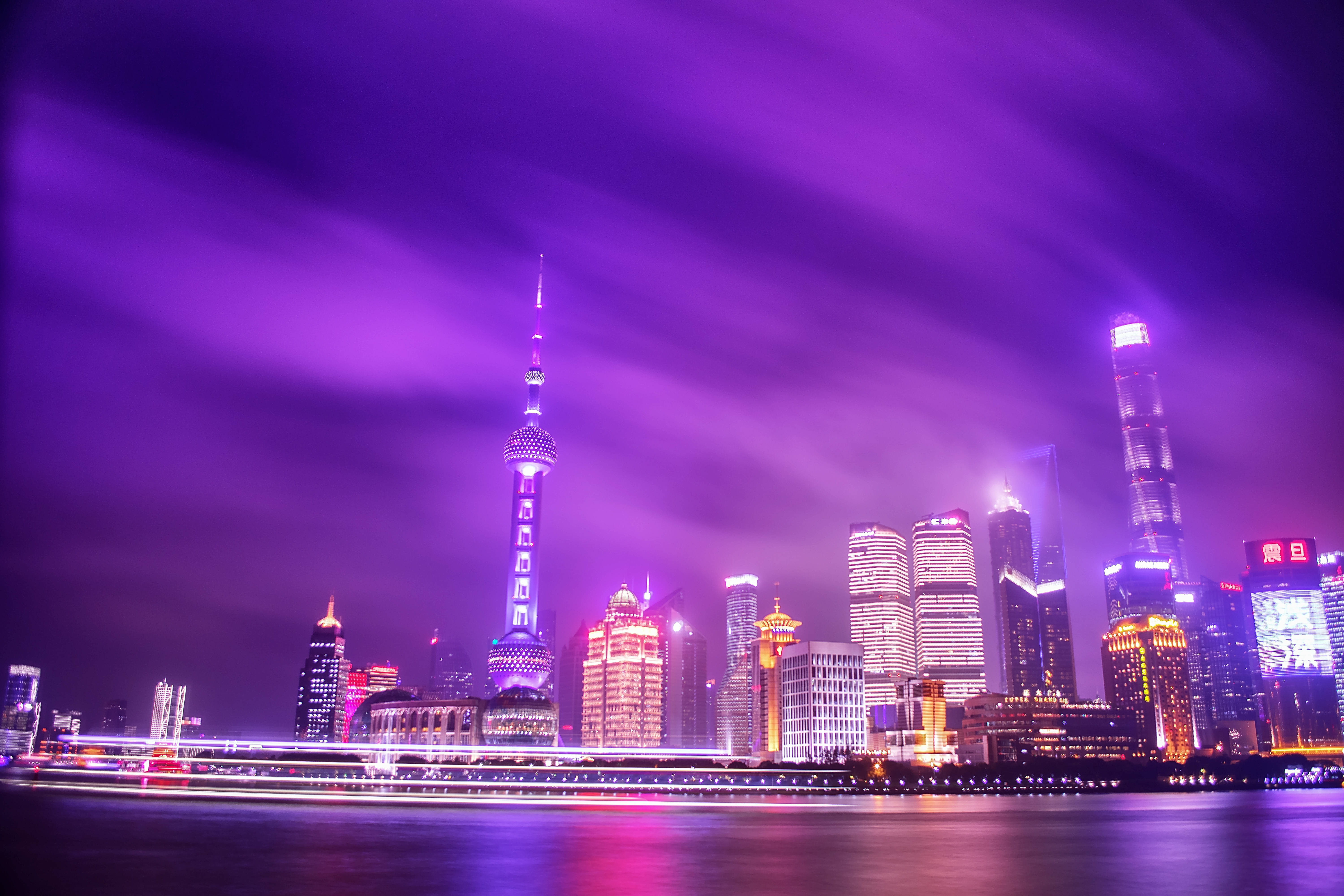 淡紫色 桌布 壁紙 — 上海充滿活力的紫色夜空，點亮的摩天大樓和發光的河流倒映著城市燈光。
