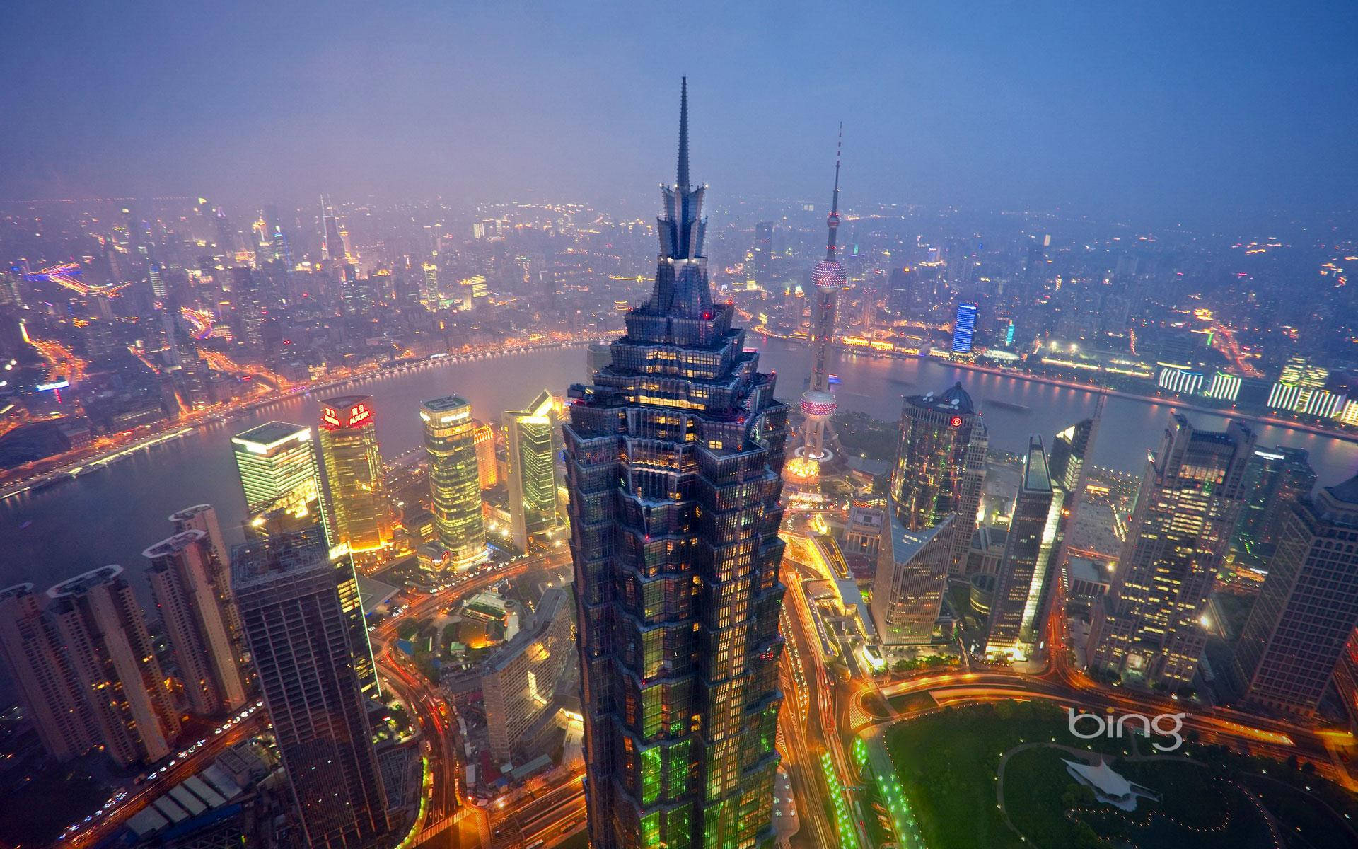 必應 桌布 壁紙 — 上海夜景鳥瞰圖，上海塔主導天際線，燈火輝煌。