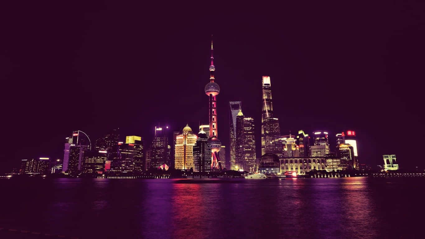霓虹城市動態圖 桌布 壁紙 — 上海天際線在深紫色天空下，倒映在黑暗水中的耀眼夜景。