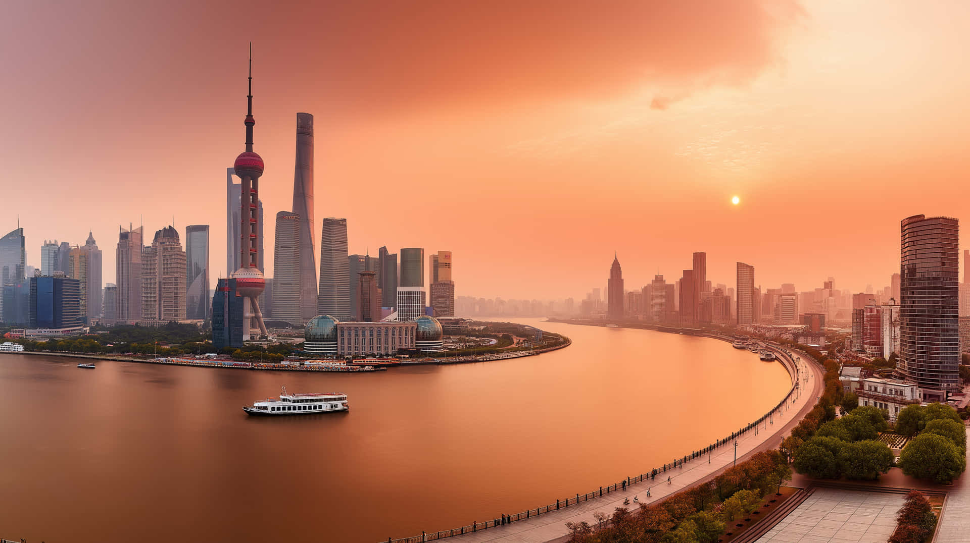 Panoramic Shanghai Cityscape at Golden Hour 壁紙 — 上海天際線的日落全景，黃浦江反射溫暖的橙色光芒，一艘遊輪在標誌性摩天大樓旁滑行。
