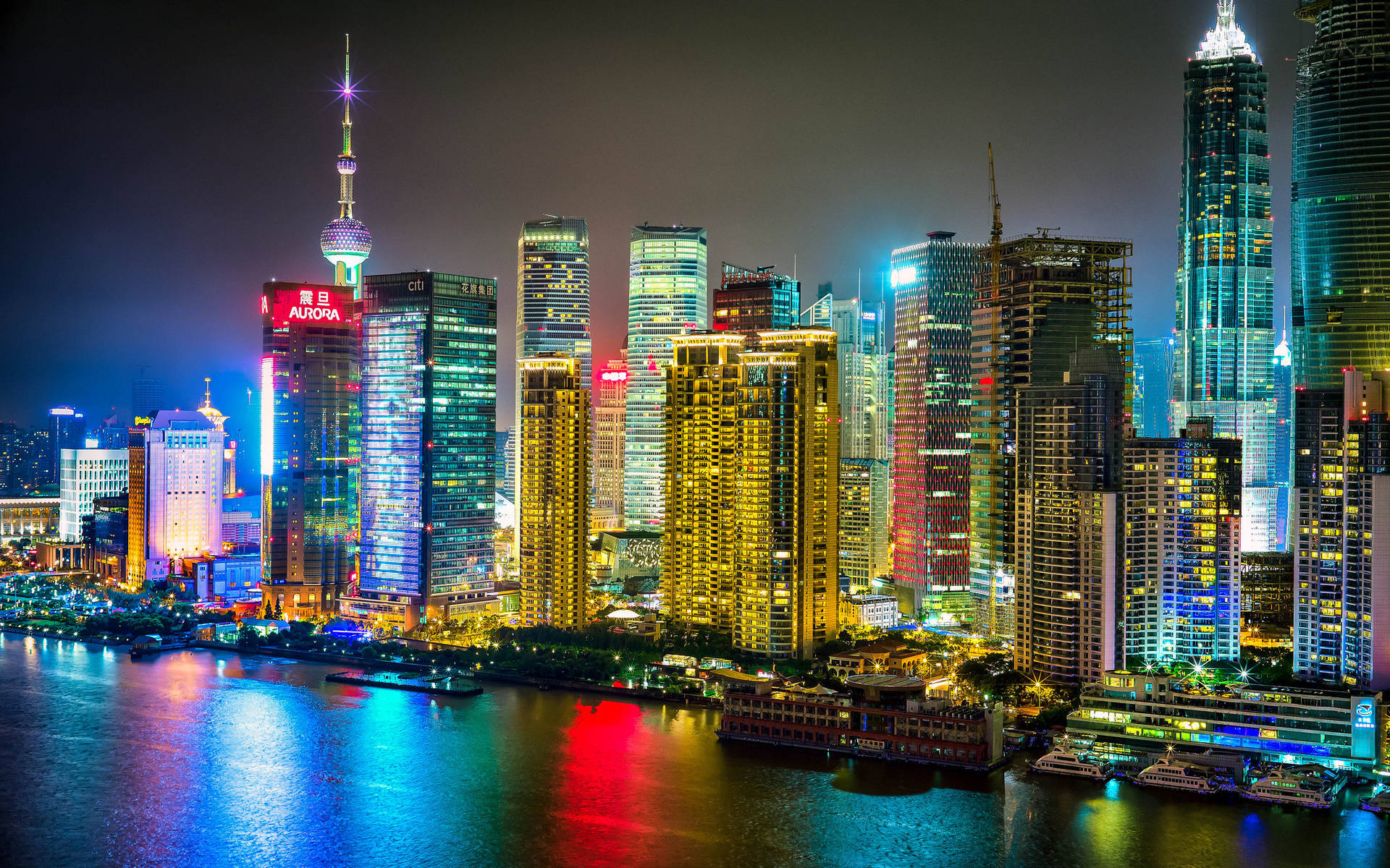 Shanghai 桌布 壁紙 — 上海天際線的迷人夜景，閃爍的摩天大樓倒映在黃浦江上。