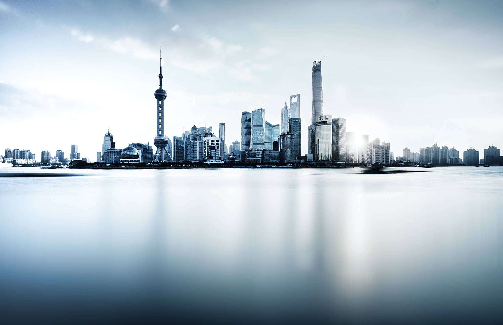 Shanghai 桌布 壁紙 — 上海寧靜的藍調城市景觀，標誌性摩天大樓在平靜的水面上倒映，天空柔和。