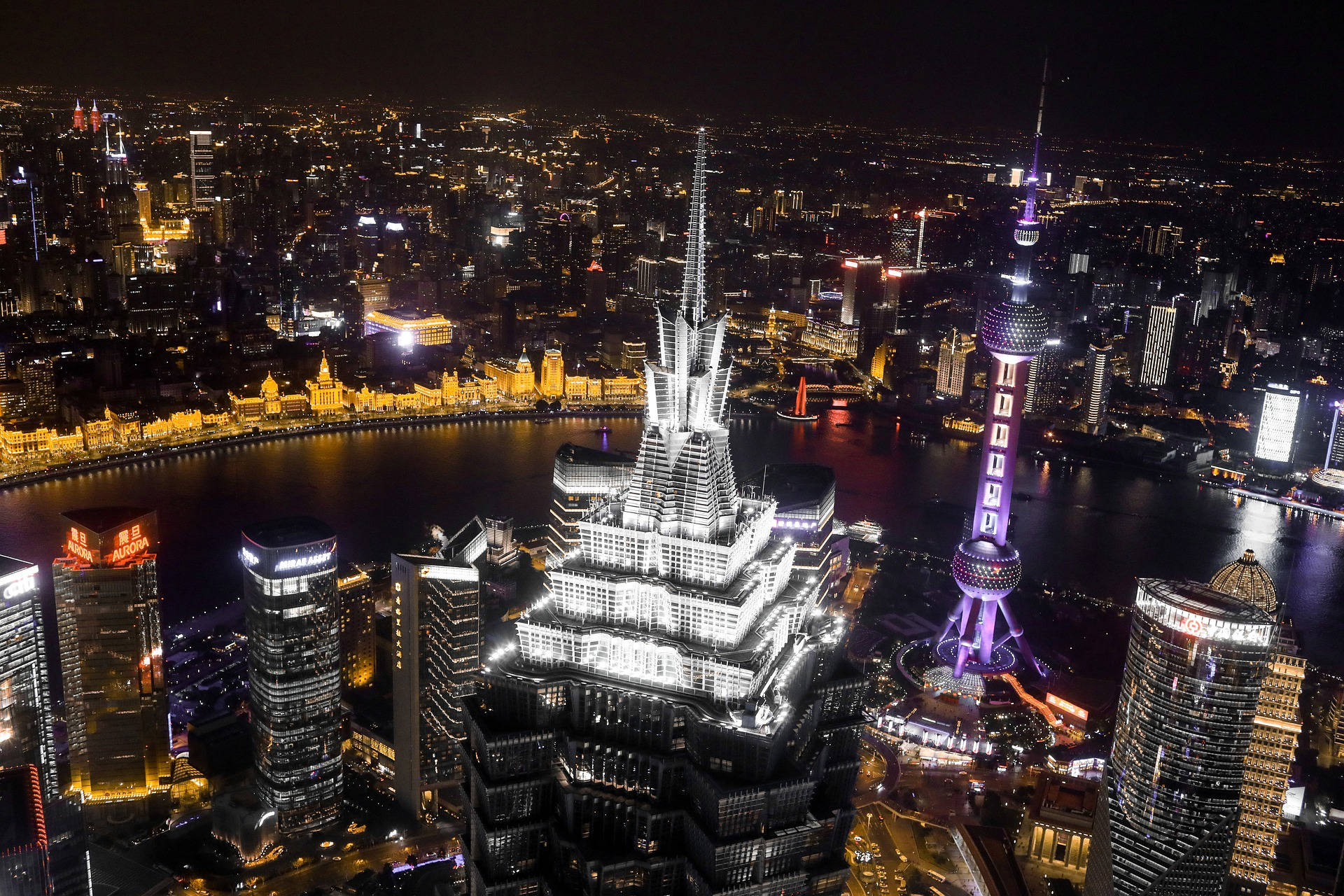 Shanghai 桌布 壁紙 — 上海璀璨天際線的空中夜景，東方明珠塔和上海中心大廈在黃浦江上閃耀。