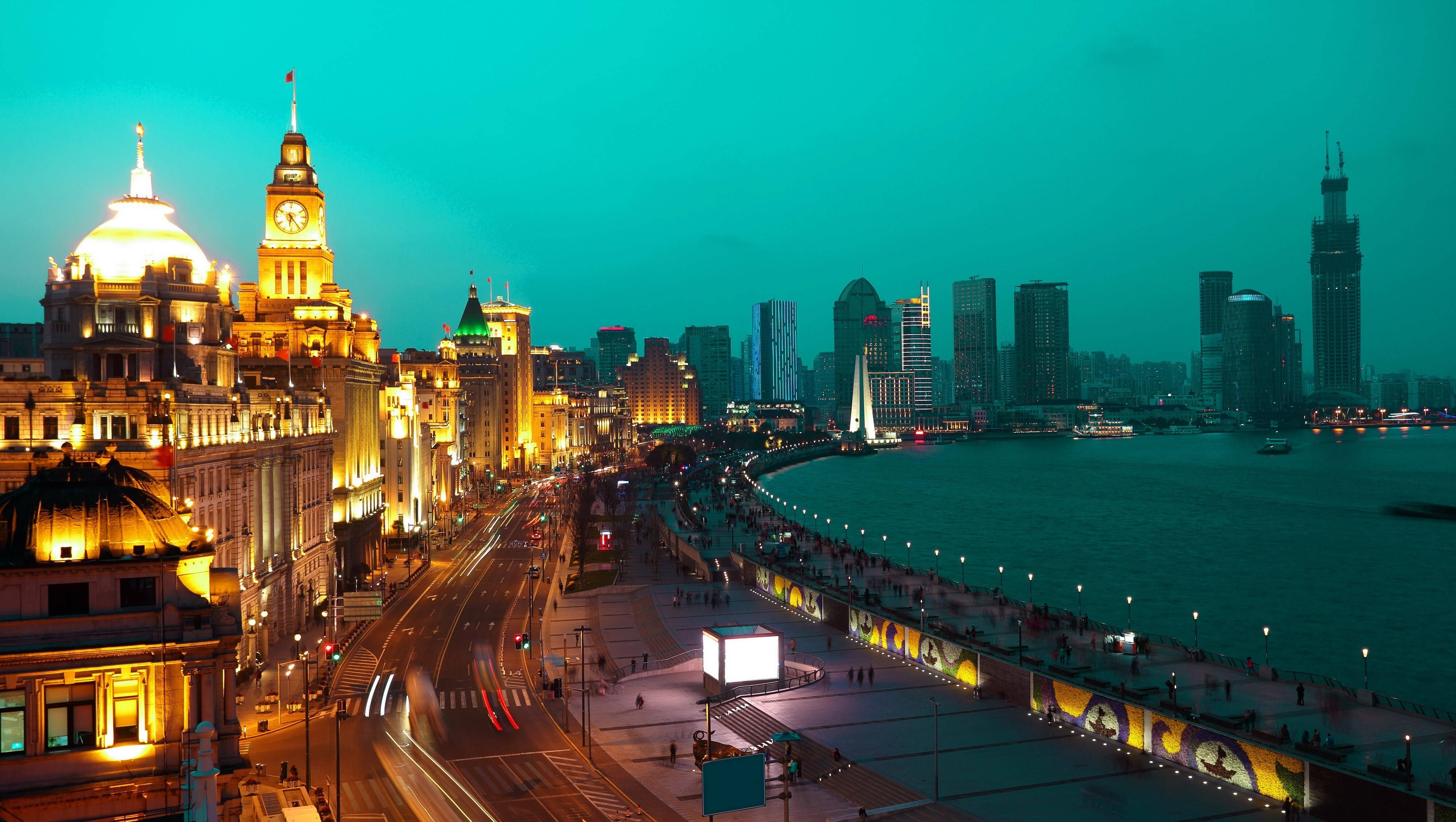 Shanghai 桌布 壁紙 — 上海黃浦江沿岸歷史建築與現代摩天大樓交織的璀璨夜景，天際線充滿活力。
