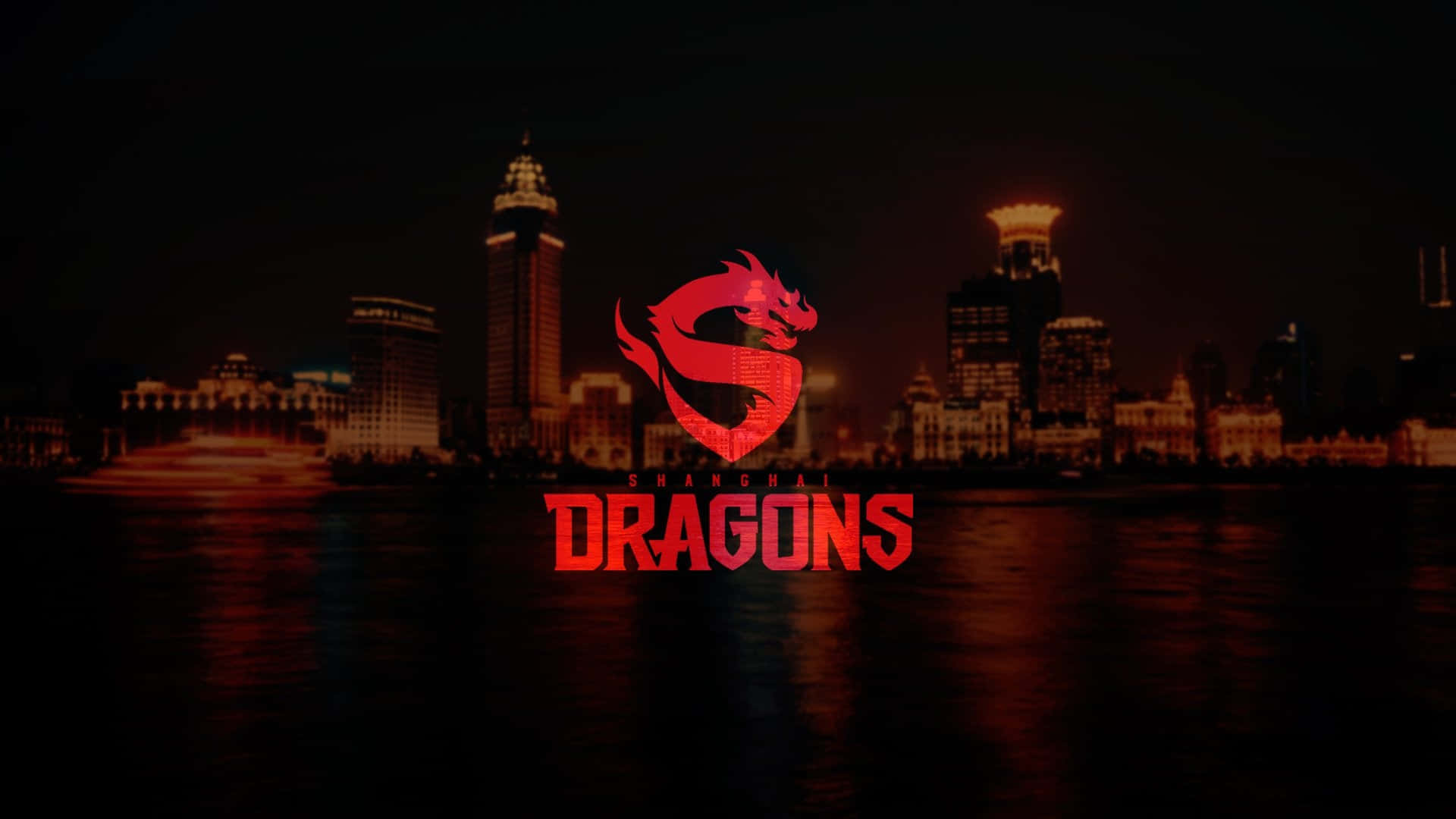Overwatch League 桌布 壁紙 — 上海龍之隊的發光紅色龍標誌主導了水中倒映的黑暗夜景城市景觀。