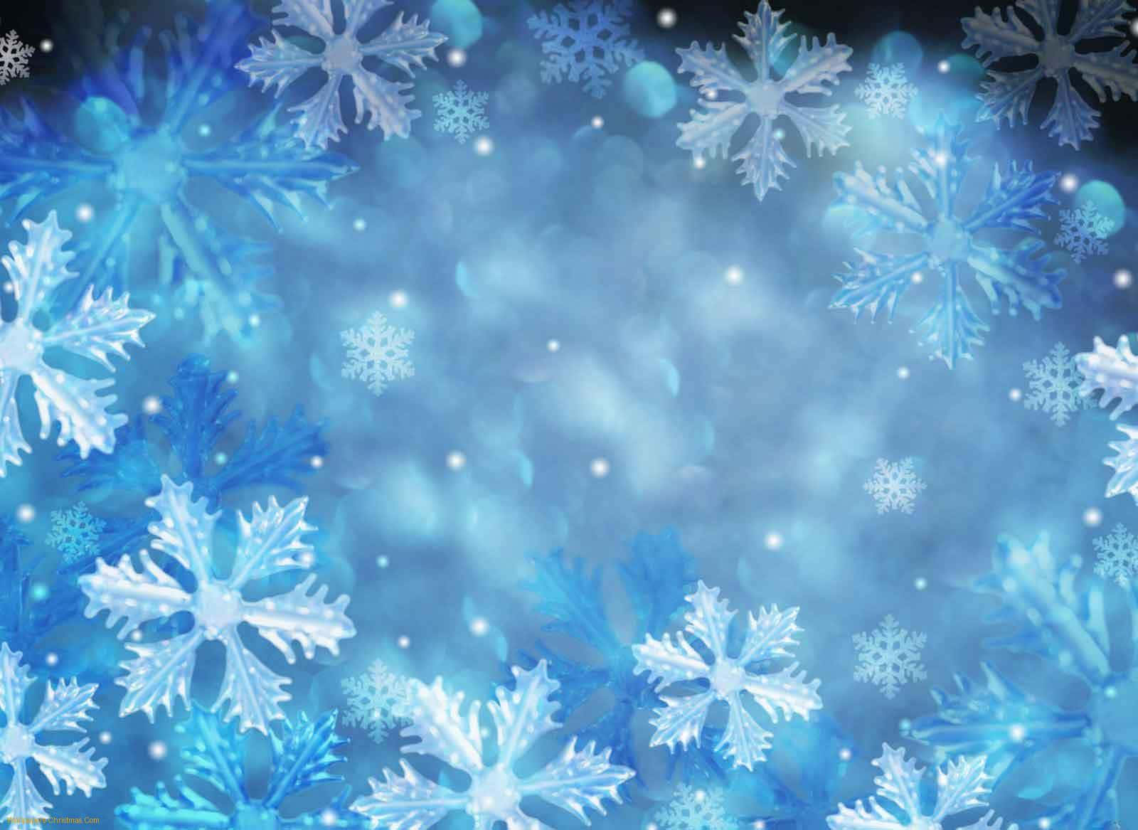 聖誕節 桌布 壁紙 — 不同大小的冰藍色雪花在柔和的模糊背景上漂浮，帶有發光的散景燈光。