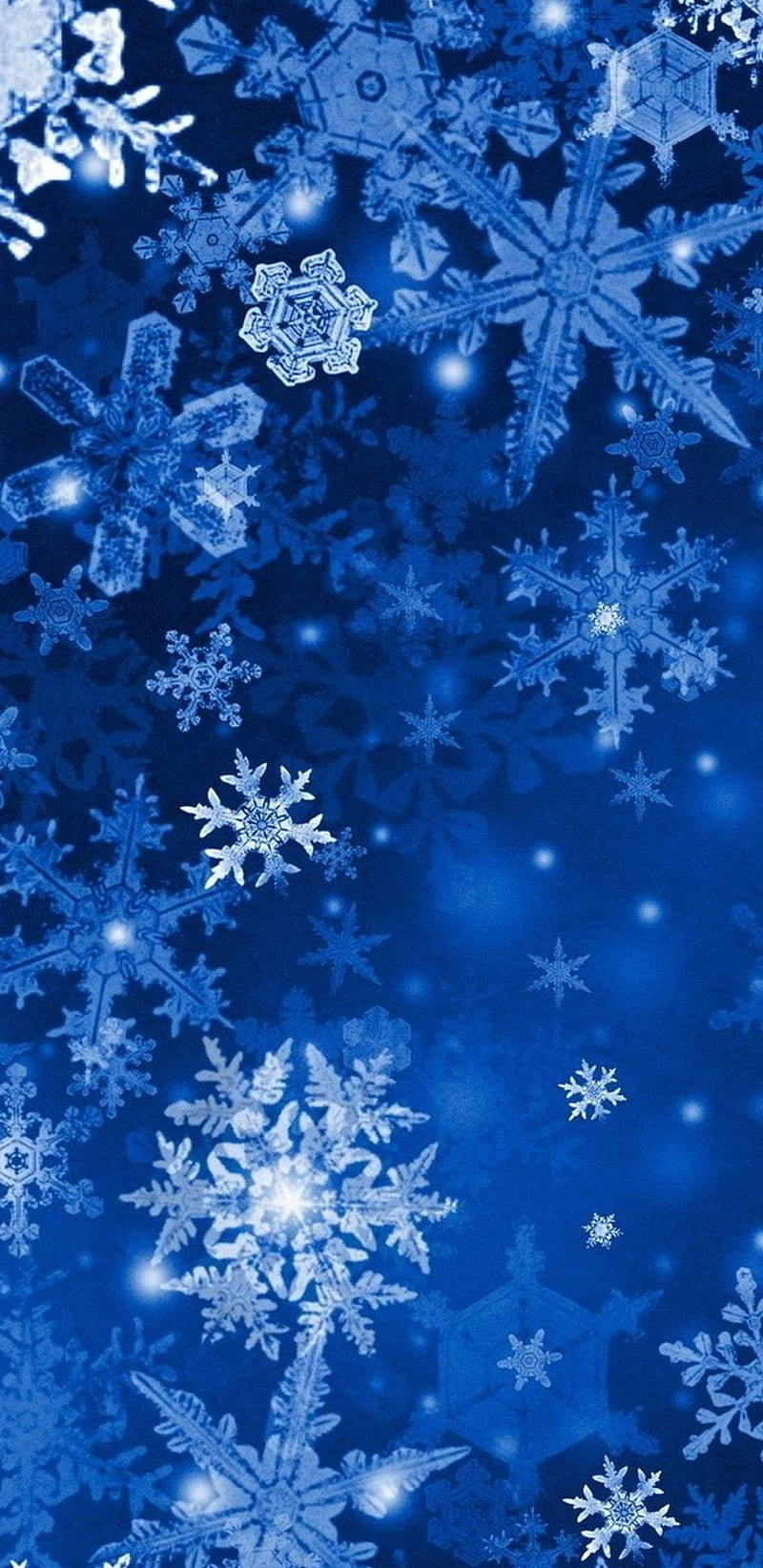 美學 桌布 壁紙 — 不同大小的冰藍色雪花在深藍色漸變背景上飄動，帶有發光高光。