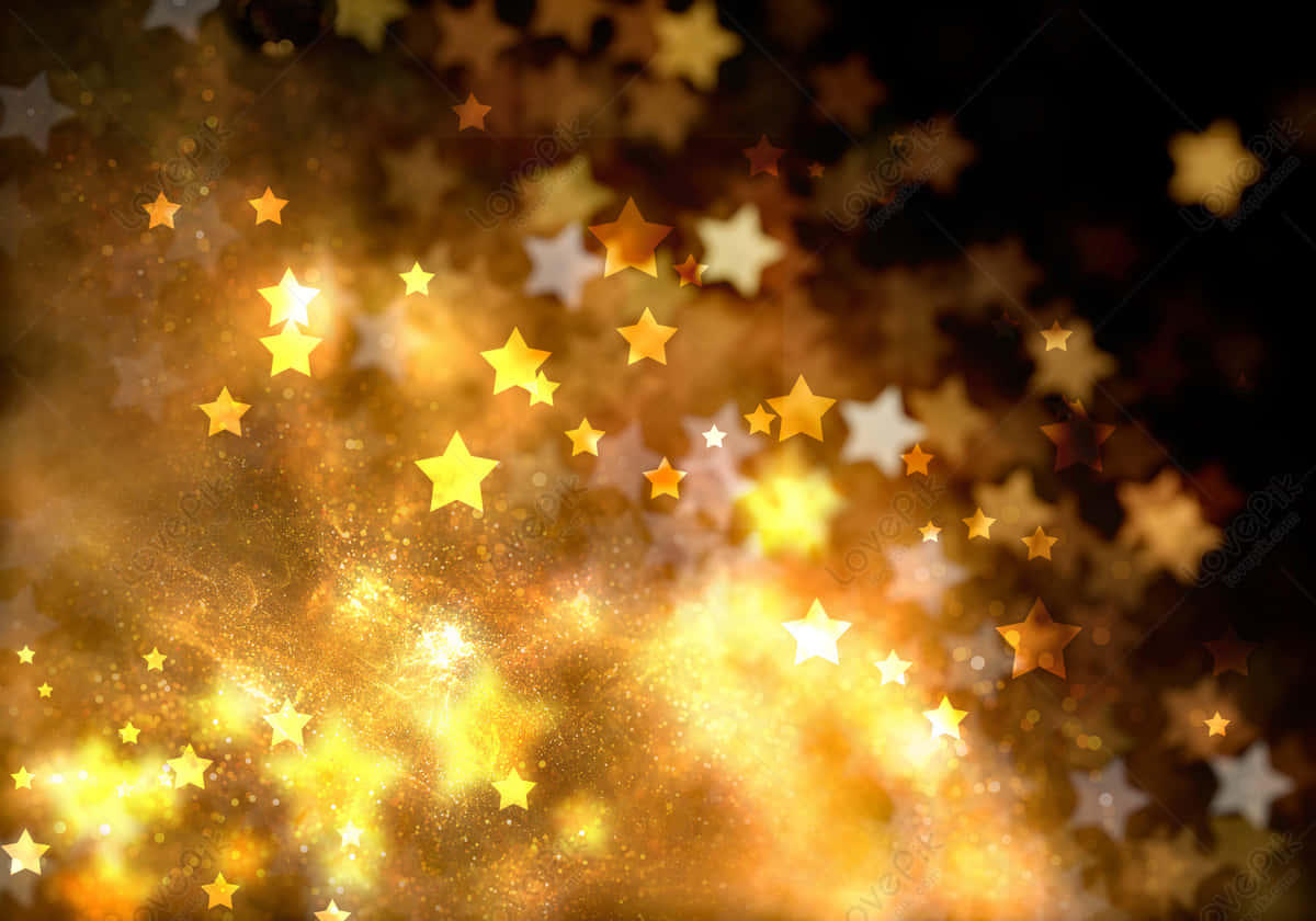 Gold Stars 桌布 壁紙 — 不同大小的金色星星在溫暖發光的宇宙背景上閃爍漂浮，帶有柔和散景效果。