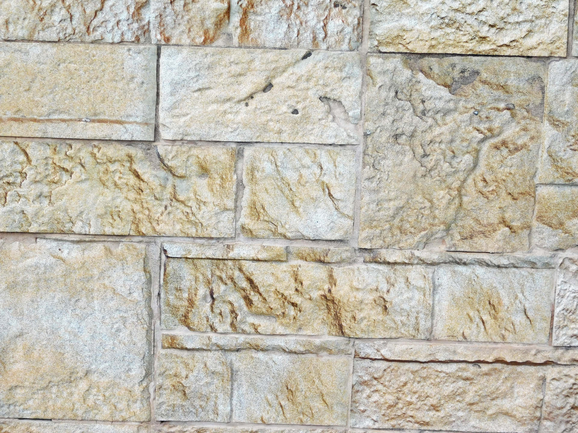 Marble Texture 壁紙 — 不規則的米色和棕褐色石塊水平排列成行的紋理石牆特寫。