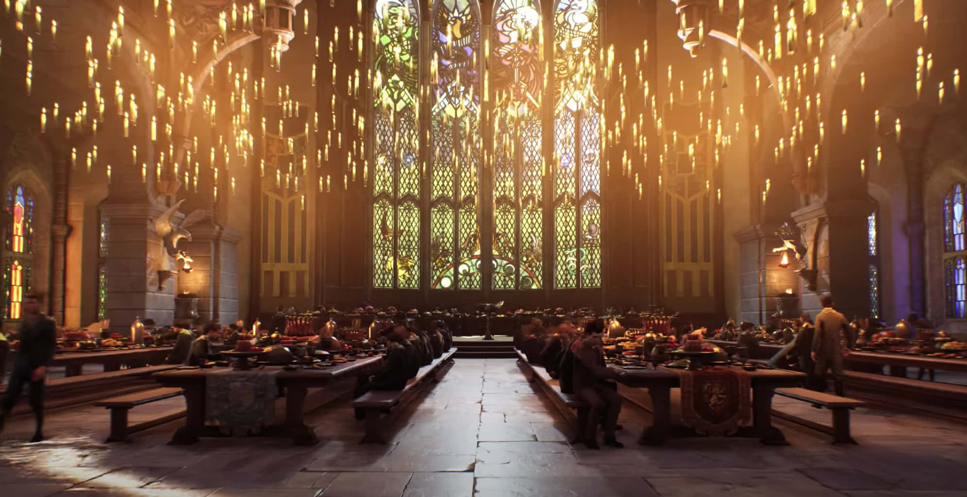 Christmas At Hogwarts 桌布 壁紙 — 中世紀大飯廳，學生坐在長桌旁，上方有層疊的漂浮蠟燭和彩繪玻璃窗。