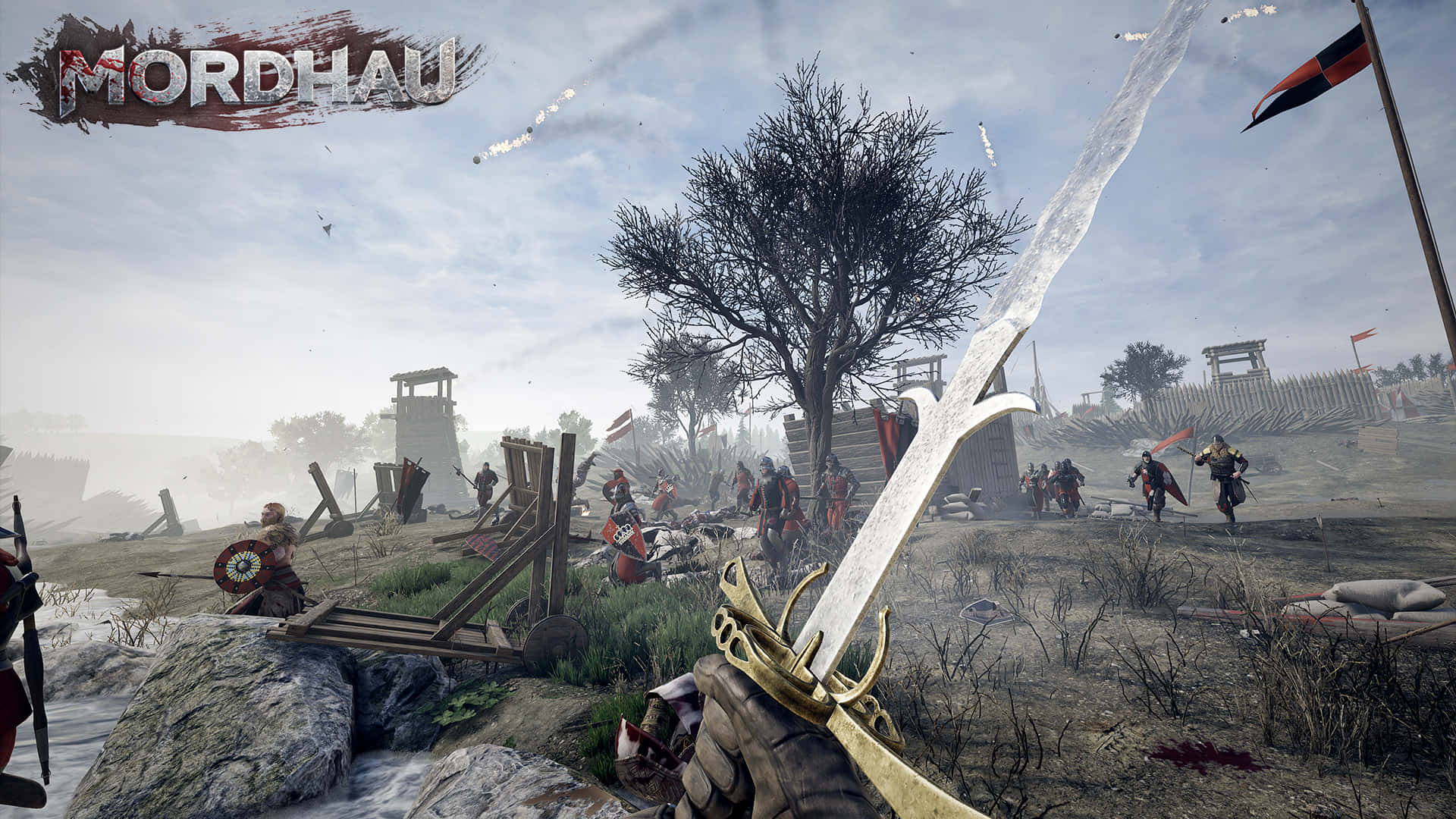 Mordhau 桌布 壁紙 — 中世紀戰場的第一人稱視角，士兵在木製路障和孤樹附近交戰，天空朦朧。
