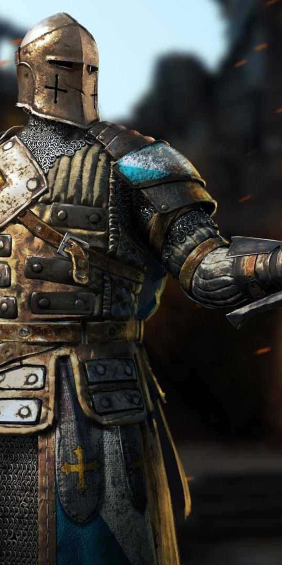 Pixel 3 Mordhau 桌布 壁紙 — 中世紀騎士的特寫，身穿細節豐富的風化盔甲，搭配藍金相間的戰袍，站立在昏暗環境中。