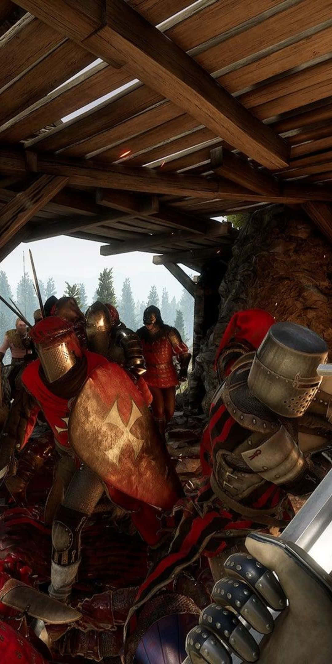 Pixel 3 Mordhau 桌布 壁紙 — 中世紀騎士身穿紅色和銀色盔甲，在木屋頂下交戰，遠處可見森林。