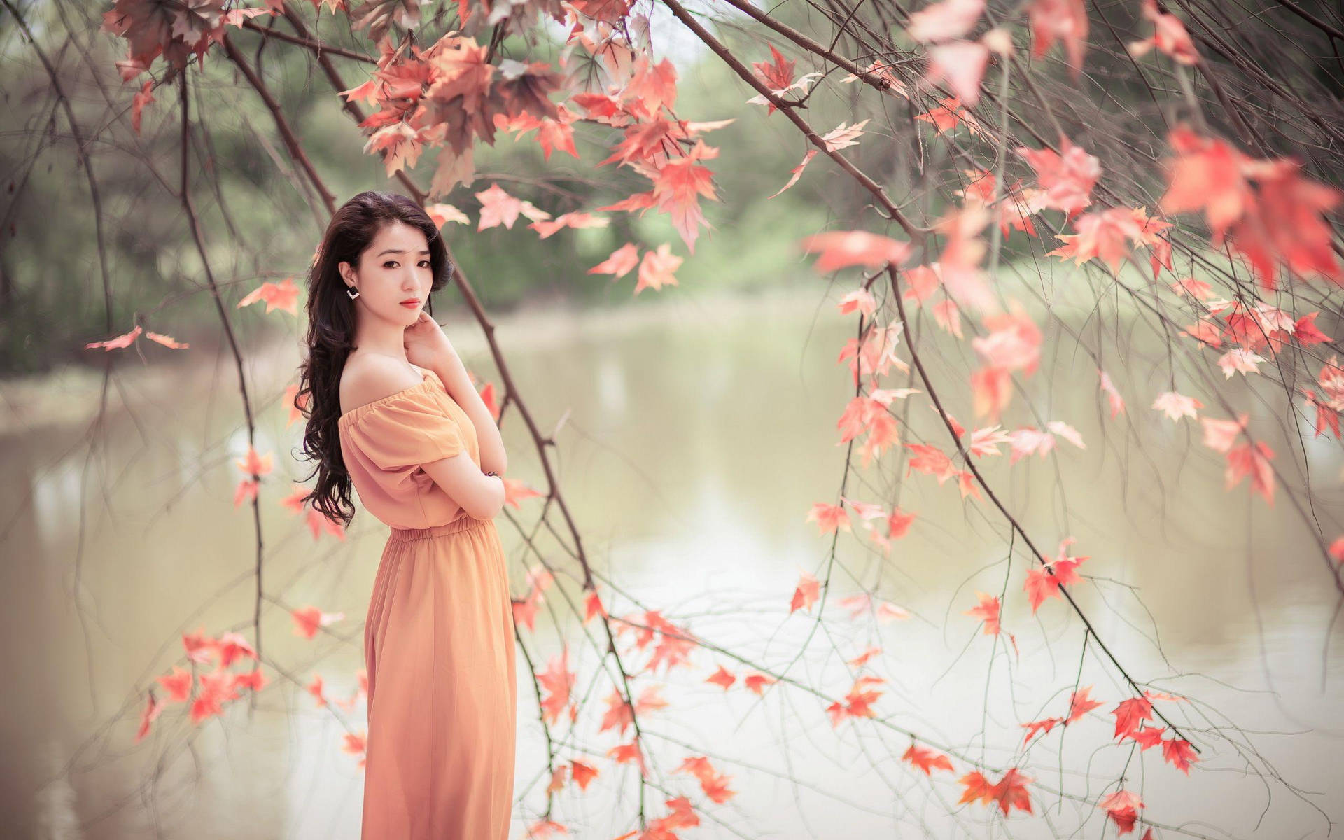 中國女性立於湖畔 — 中文 壁紙
