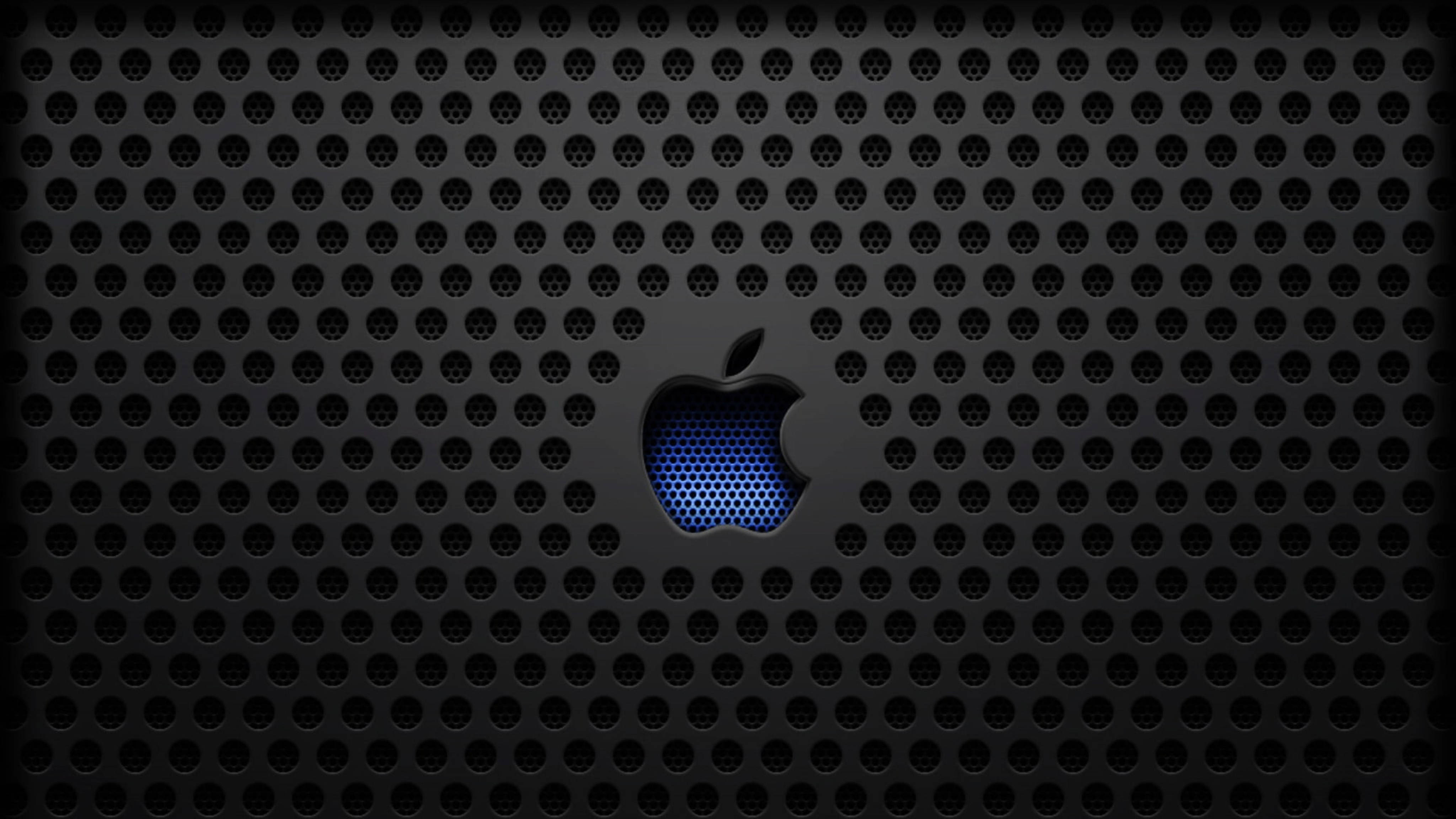 Apple 4K Ultra HD 桌布 壁紙 — 中央帶有發光藍色Apple標誌的時尚黑色穿孔表面。