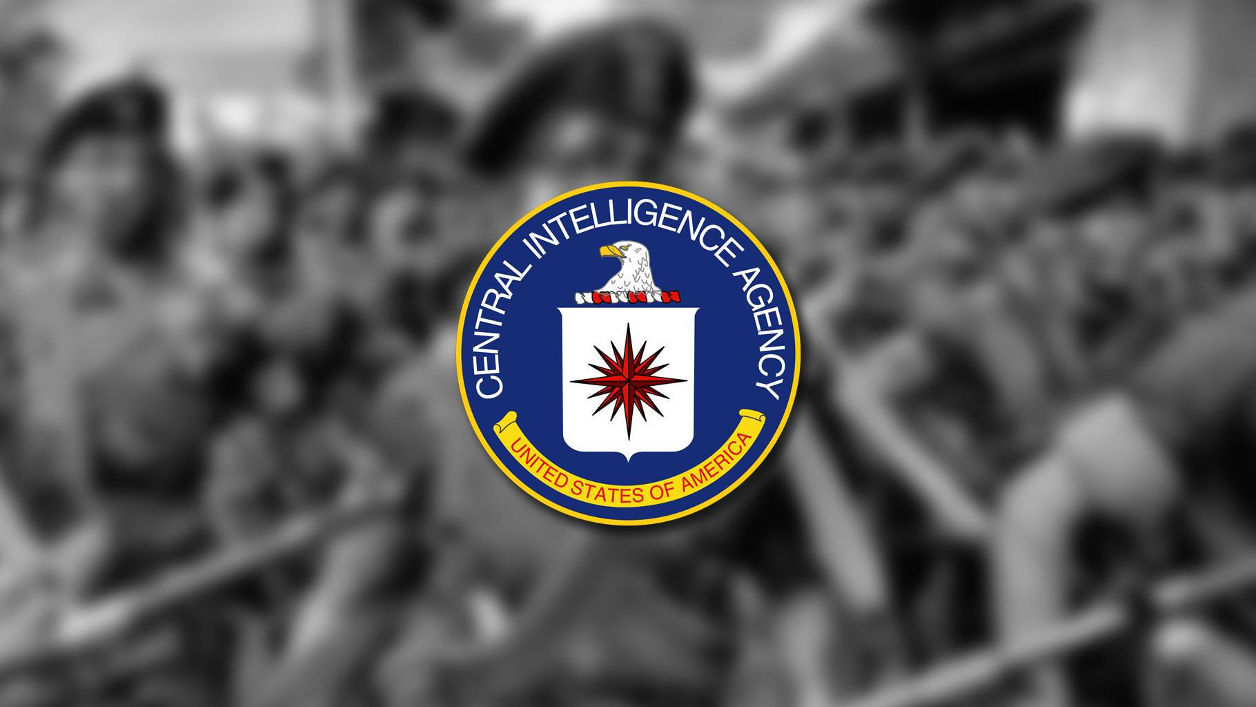 Cia 桌布 壁紙 — 中央情報局印章在模糊的黑白人群背景上清晰對焦。