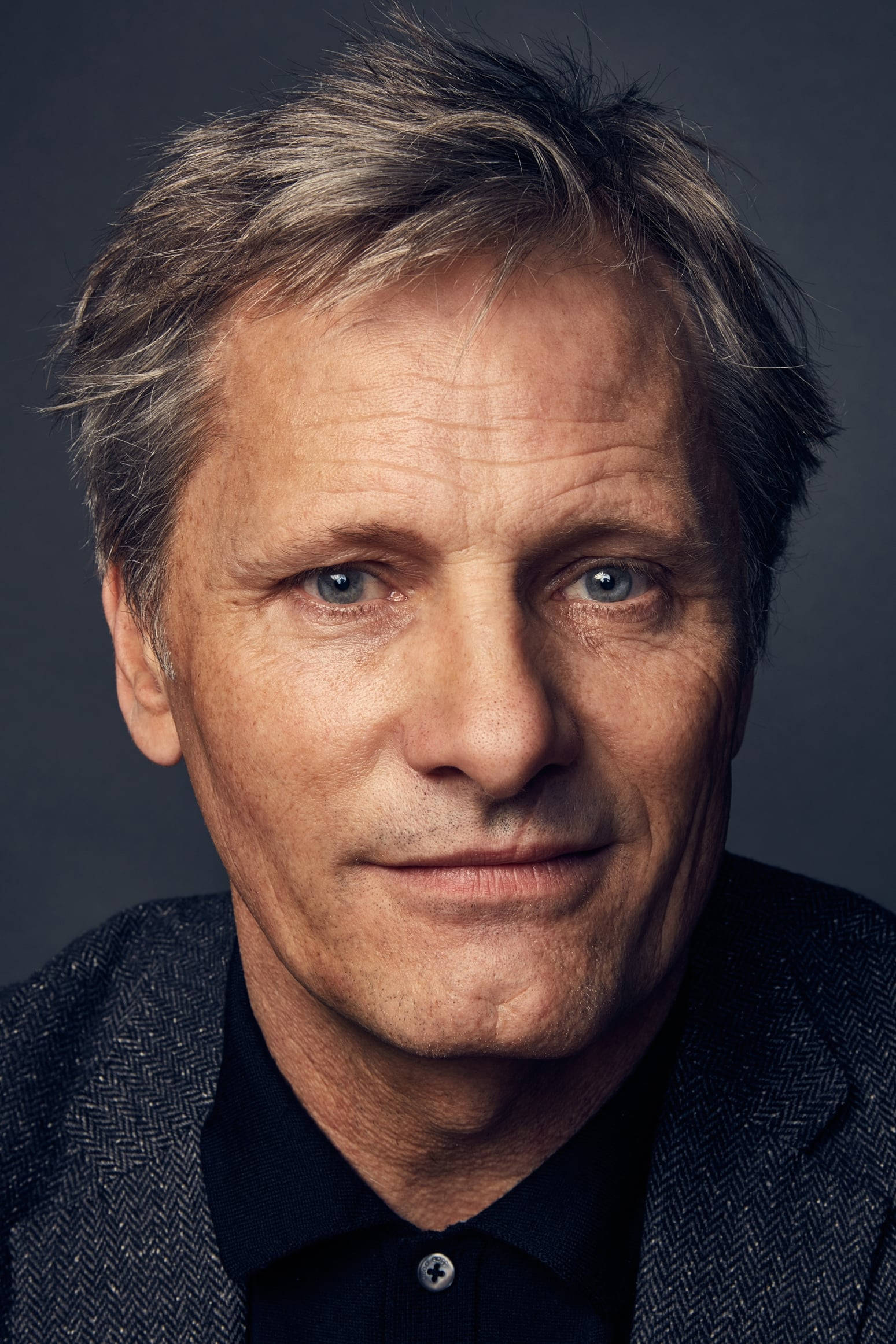 actor 桌布 壁紙 — 中年男子灰白頭髮和強烈藍眼睛的特寫肖像，直視鏡頭。