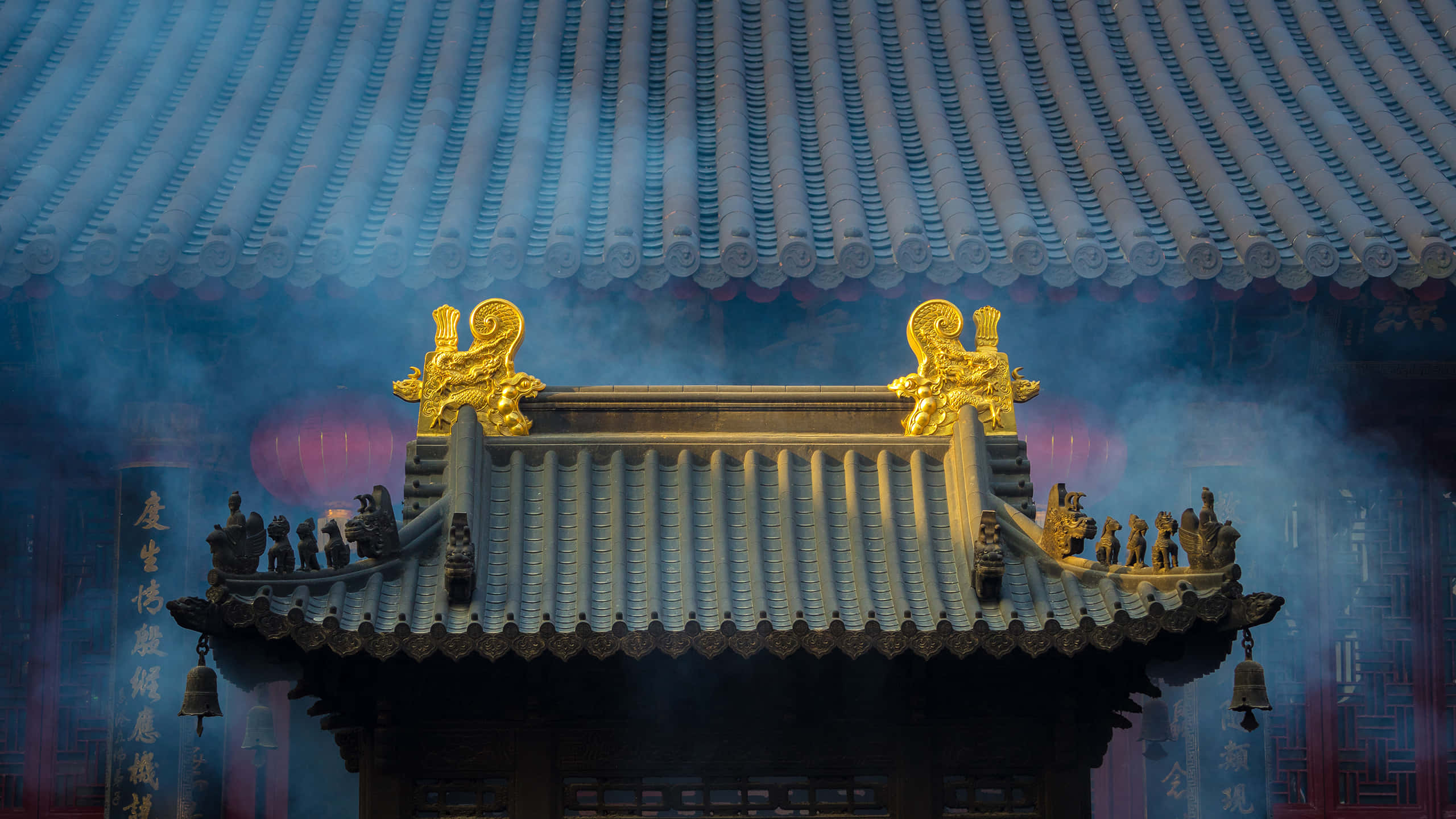 中式建築冒出裊裊煙霧 壁紙