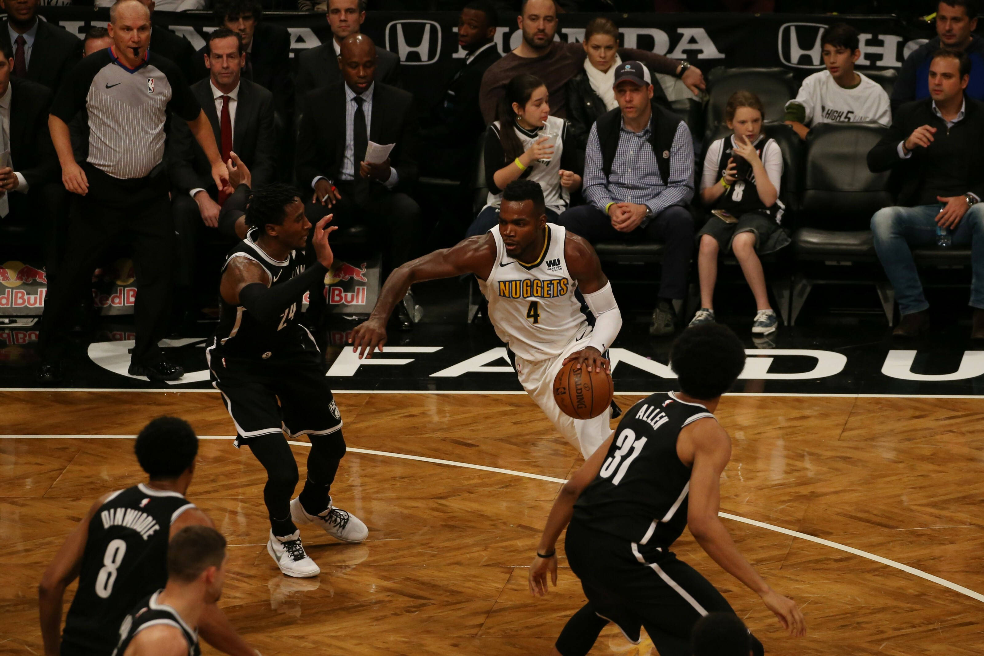 paul millsap 桌布 壁紙 — 丹佛金塊球員在激烈的NBA比賽中運球，同時被布魯克林籃網防守球員防守。