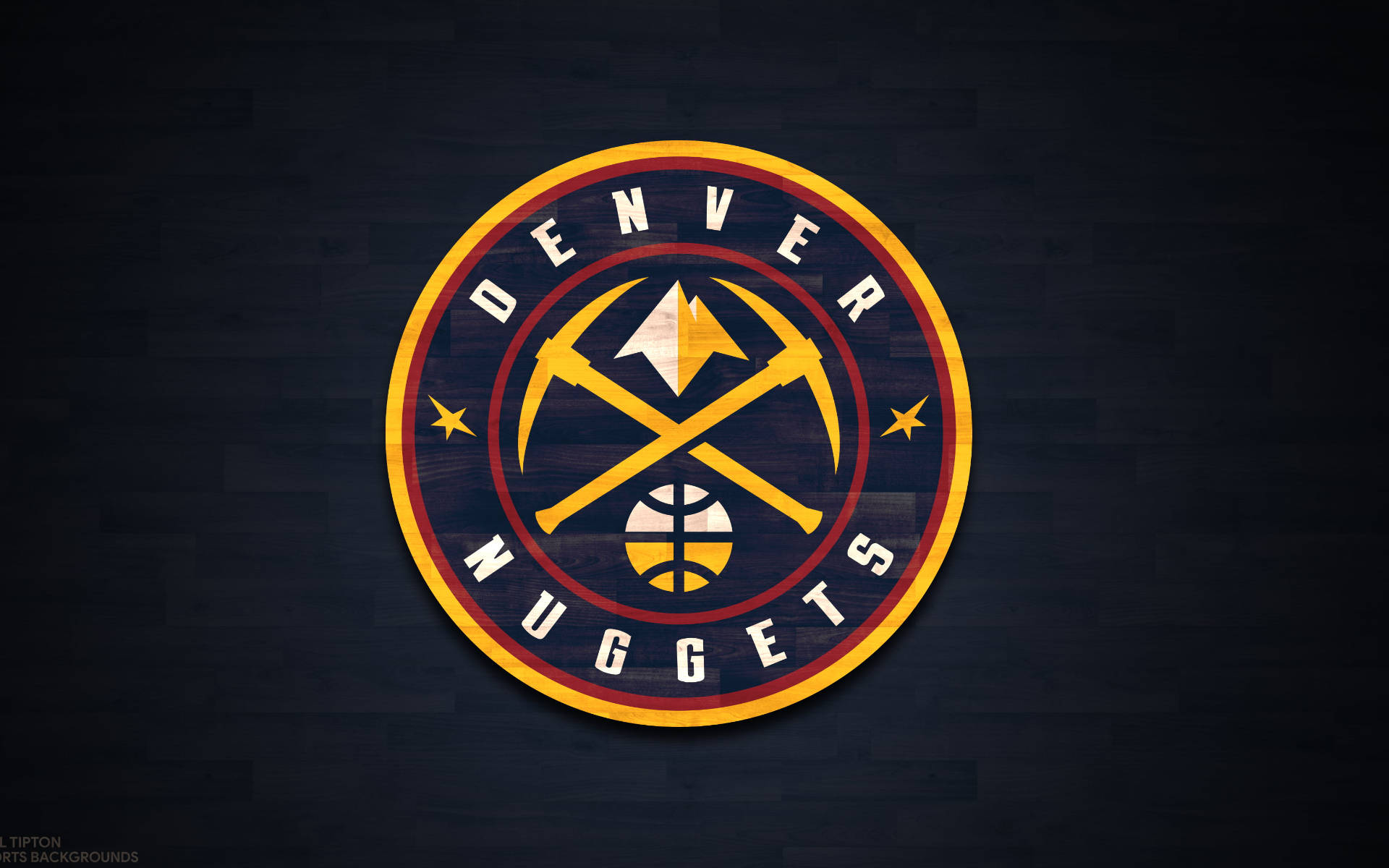Denver Nuggets 桌布 壁紙 — 丹佛金塊籃球標誌，以交叉的鎬和山峰為中心，置於深色木牆上。