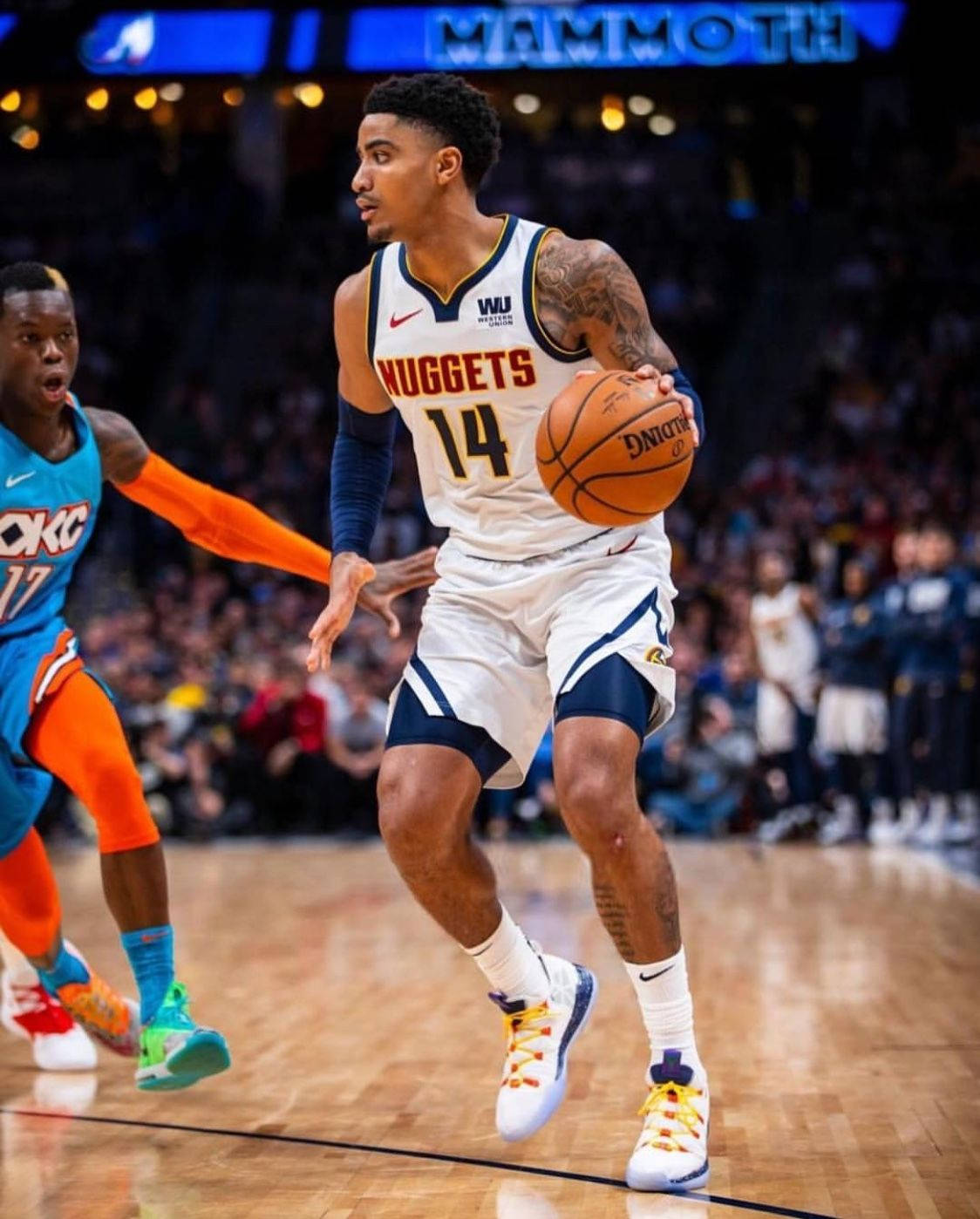 gary harris 桌布 壁紙 — 丹佛金塊籃球球員在擠滿觀眾的場館中運球，同時受到奧克拉荷馬城雷霆球員的防守。
