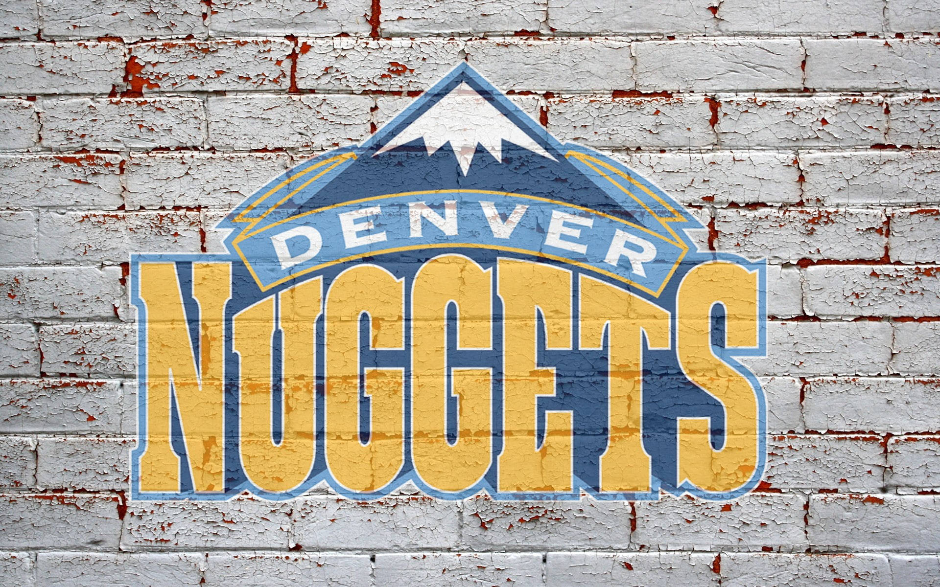 Denver 桌布 壁紙 — 丹佛金塊隊標誌以鮮明的黃色和藍色繪製在風化的白色磚牆上，油漆剝落。