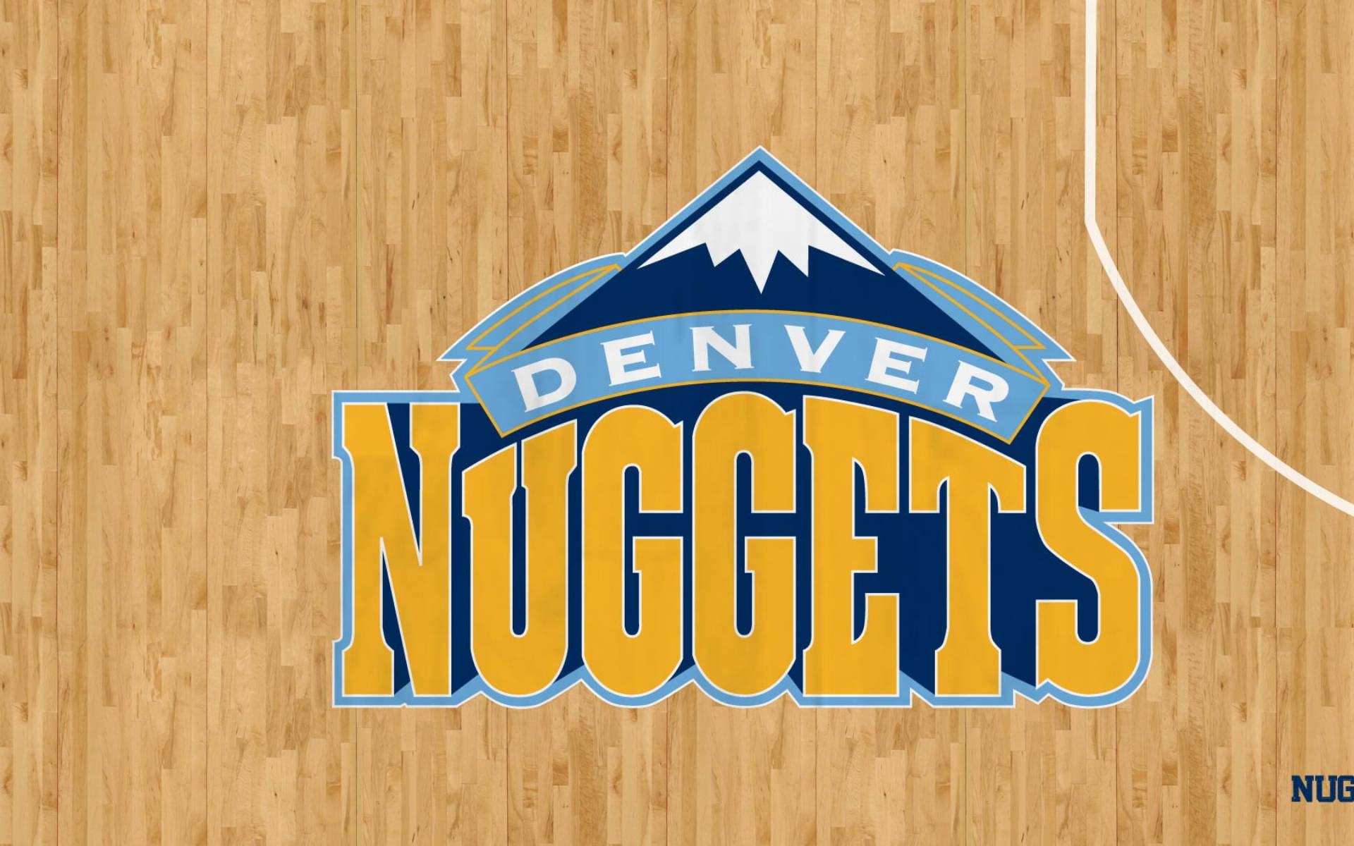 Denver 桌布 壁紙 — 丹佛金塊隊標誌位於拋光木製籃球場中央，球場線條清晰可見。