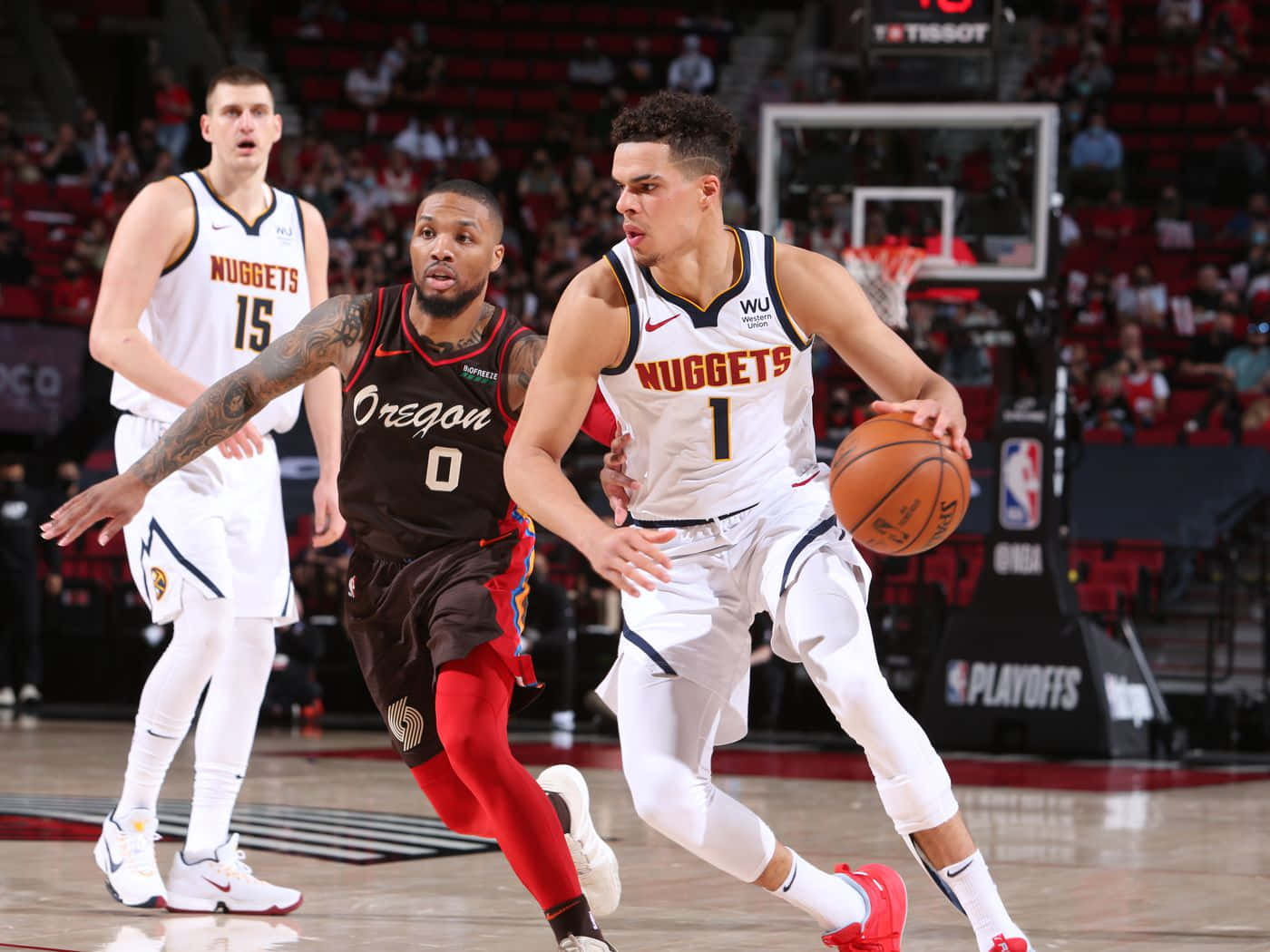 丹佛金塊隊球員在NBA季後賽籃球比賽中運球。 — NBA 壁紙