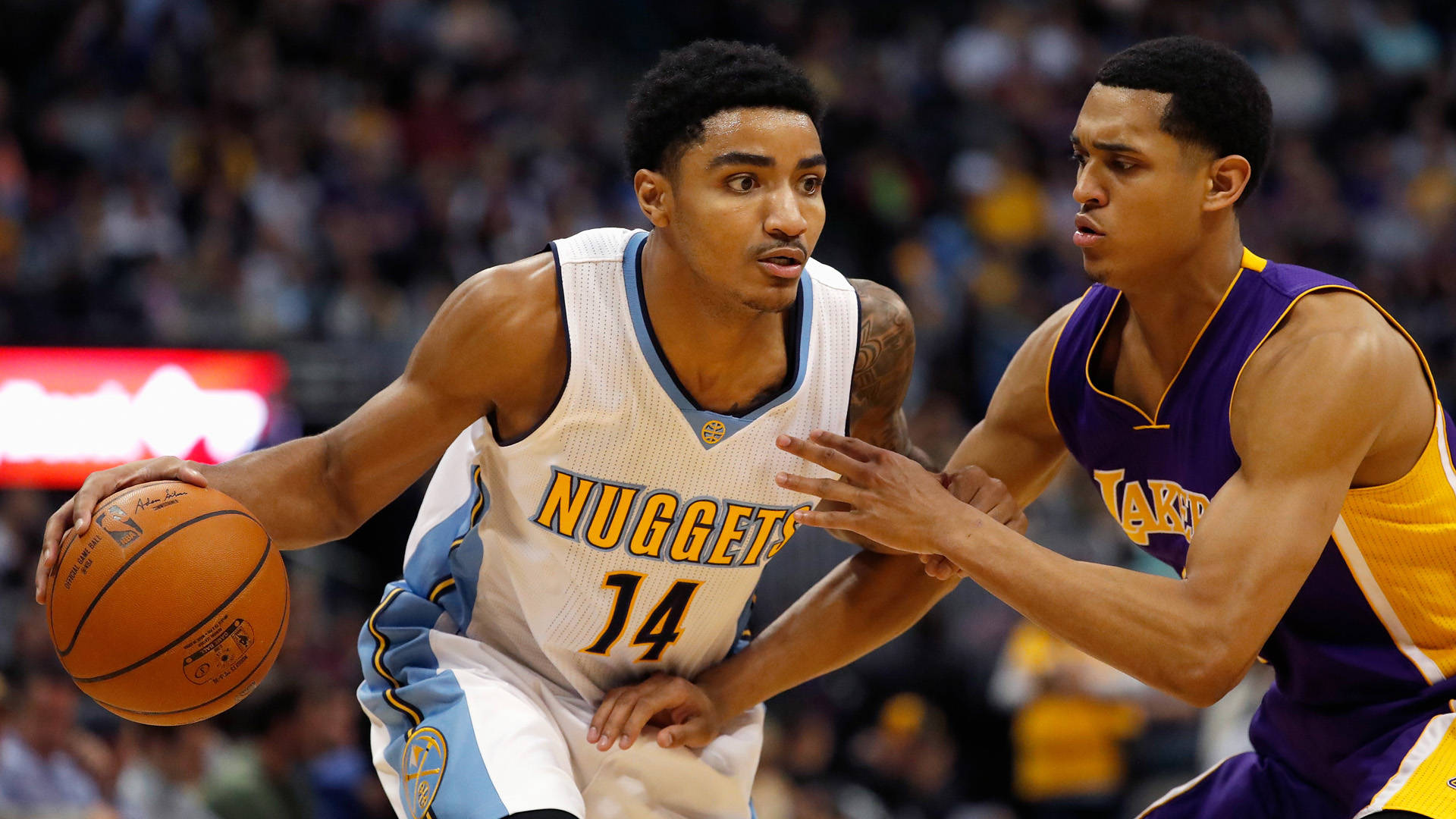 丹佛金塊隊球員運球，比賽中被湖人隊球員防守。 — Jordan clarkson 壁紙