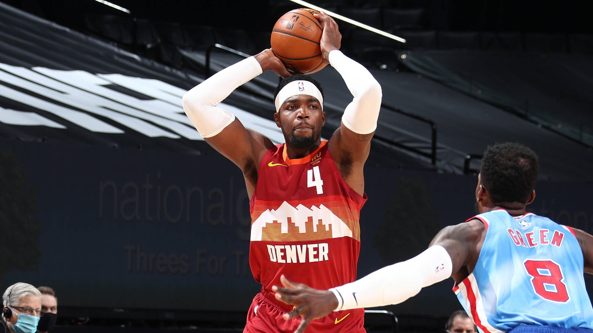 paul millsap 桌布 壁紙 — 丹佛金塊隊紅色球衣球員投籃，淺藍色防守球員試圖封阻。