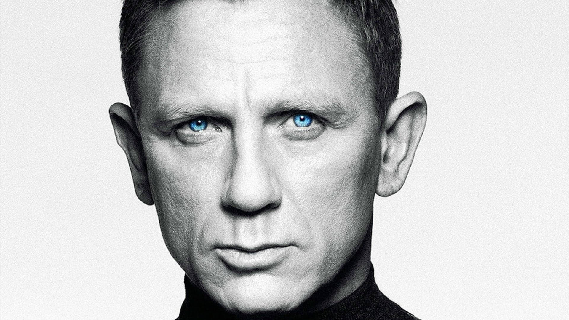 黑白 桌布 壁紙 — 丹尼爾·克雷格（Daniel Craig）的頭像特寫，藍色眼睛銳利，表情嚴肅，背景為純白色。