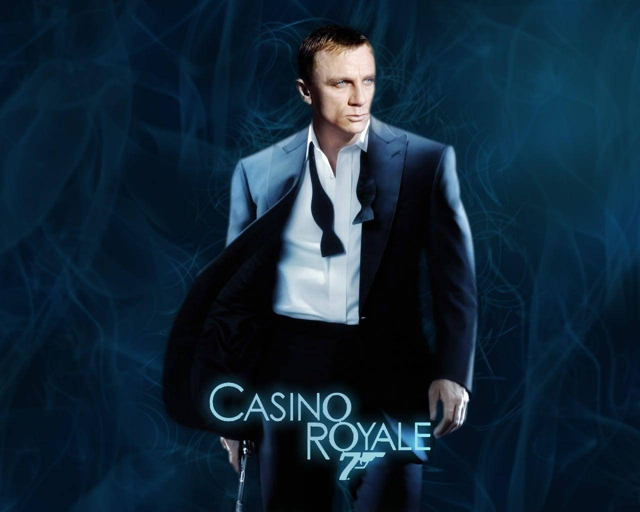 Daniel Craig 桌布 壁紙 — 丹尼爾·克雷格在《皇家夜總會》中飾演詹姆士·龐德，身穿燕尾服，站在旋轉的藍色煙霧背景前。