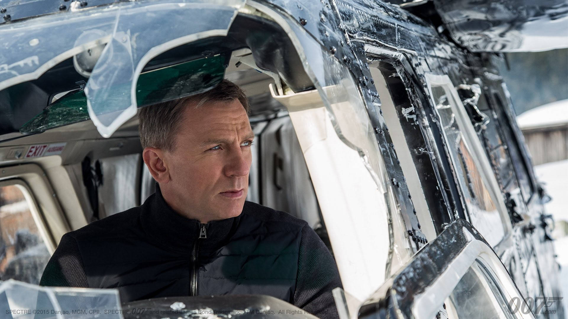 Daniel Craig 桌布 壁紙 — 丹尼爾·克雷格飾演的詹姆斯·龐德在雪景中從受損直升機的破碎駕駛艙內專注地凝視。