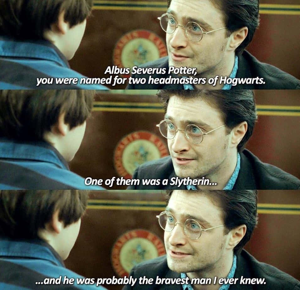 Funny Harry Potter 桌布 壁紙 — 丹尼爾·雷德克里夫飾演阿不思·鄧不利多在霍格華茲辦公室內，牆上有徽章，溫暖地對一個小男孩說話。