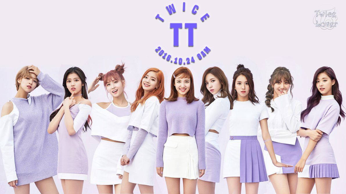 twice 桌布 壁紙 — 九位女K-pop偶像在柔和粉彩背景前，自信地擺出姿勢，身穿協調的薰衣草色和白色服裝。