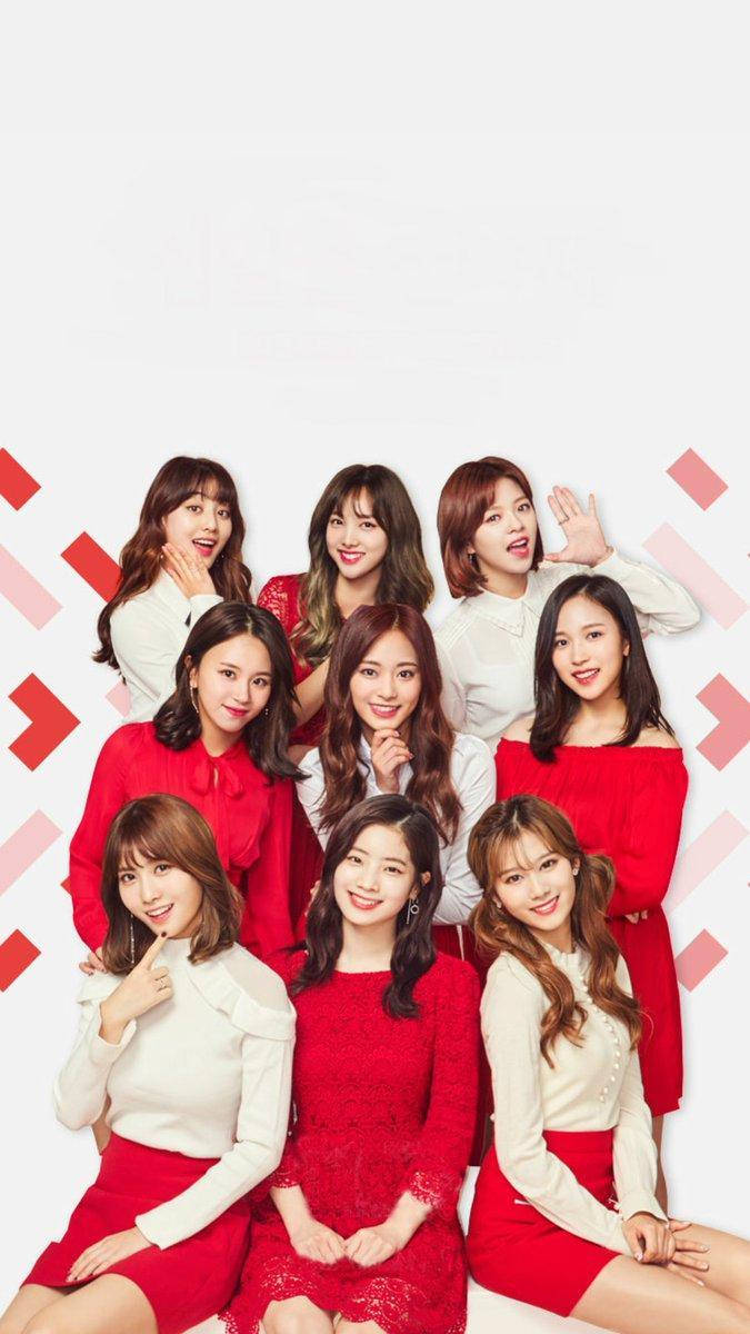 twice 桌布 壁紙 — 九位微笑的女性穿著紅色和白色服裝，在帶有紅色幾何裝飾的白色背景前開心地擺姿勢。