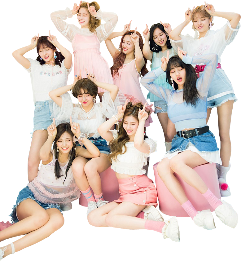 twice 桌布 壁紙 — 九位微笑的年輕女性穿著柔和色調的服裝，在黑色背景前的粉紅色立方體上俏皮地擺姿勢。
